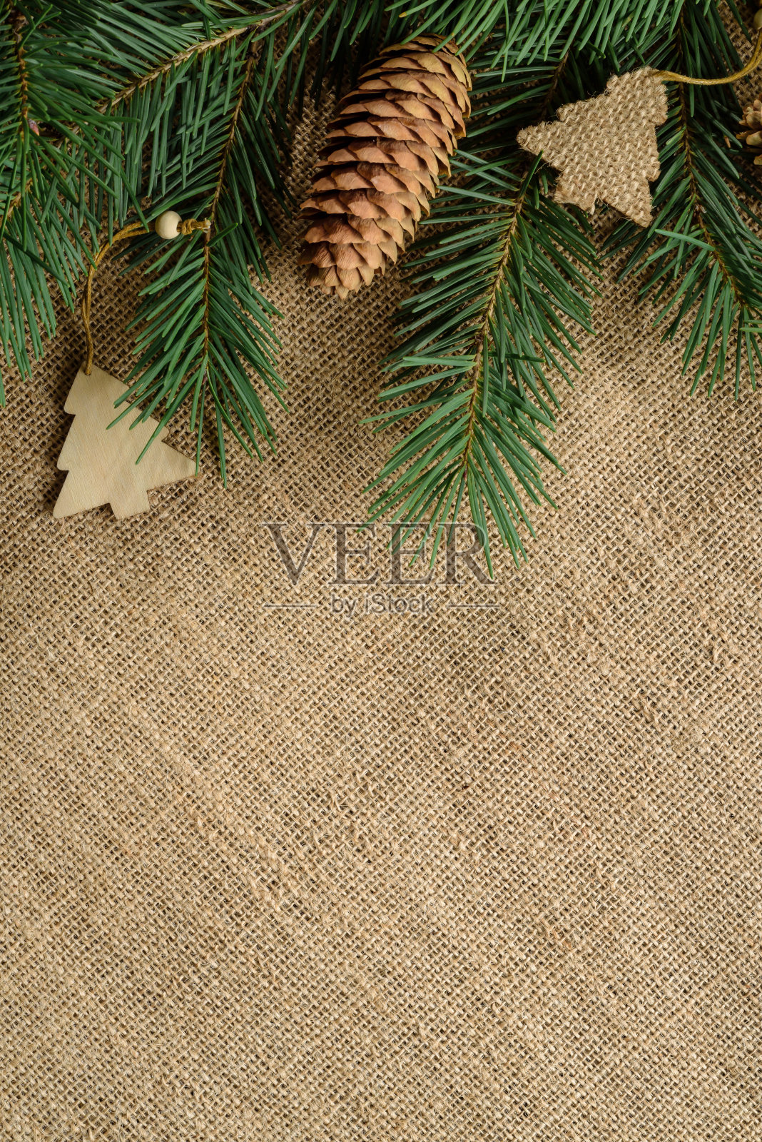 圣诞背景来自天然材料。用冷杉树枝和圣诞玩具制成的装饰边框照片摄影图片