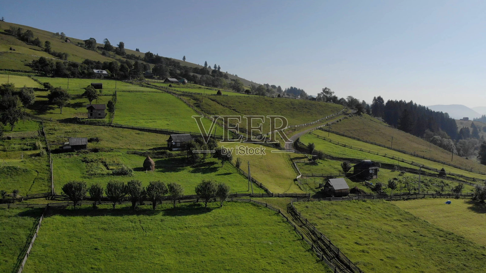 美丽的山村。照片摄影图片