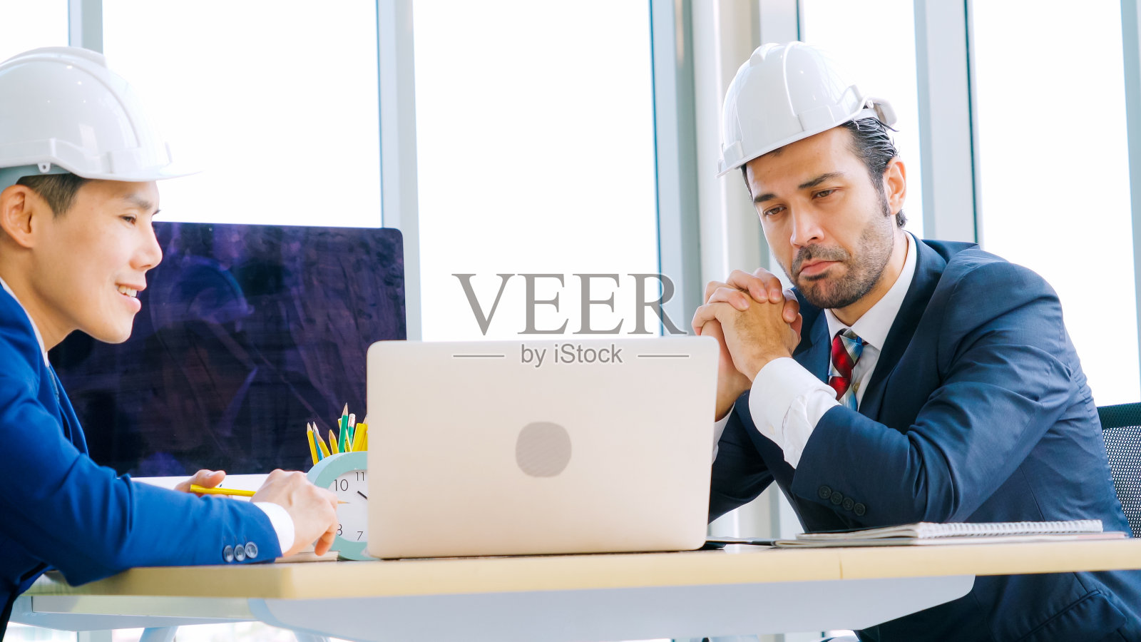 工程师和建筑师在办公桌旁开会照片摄影图片