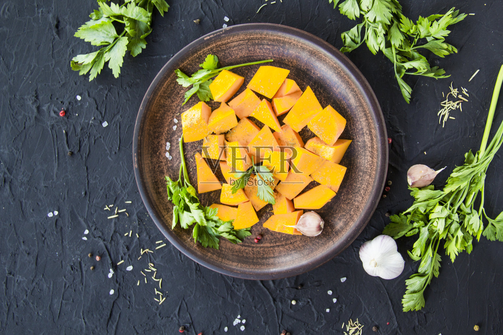 精美的切好的南瓜沙拉，香草和配料的菜。照片摄影图片
