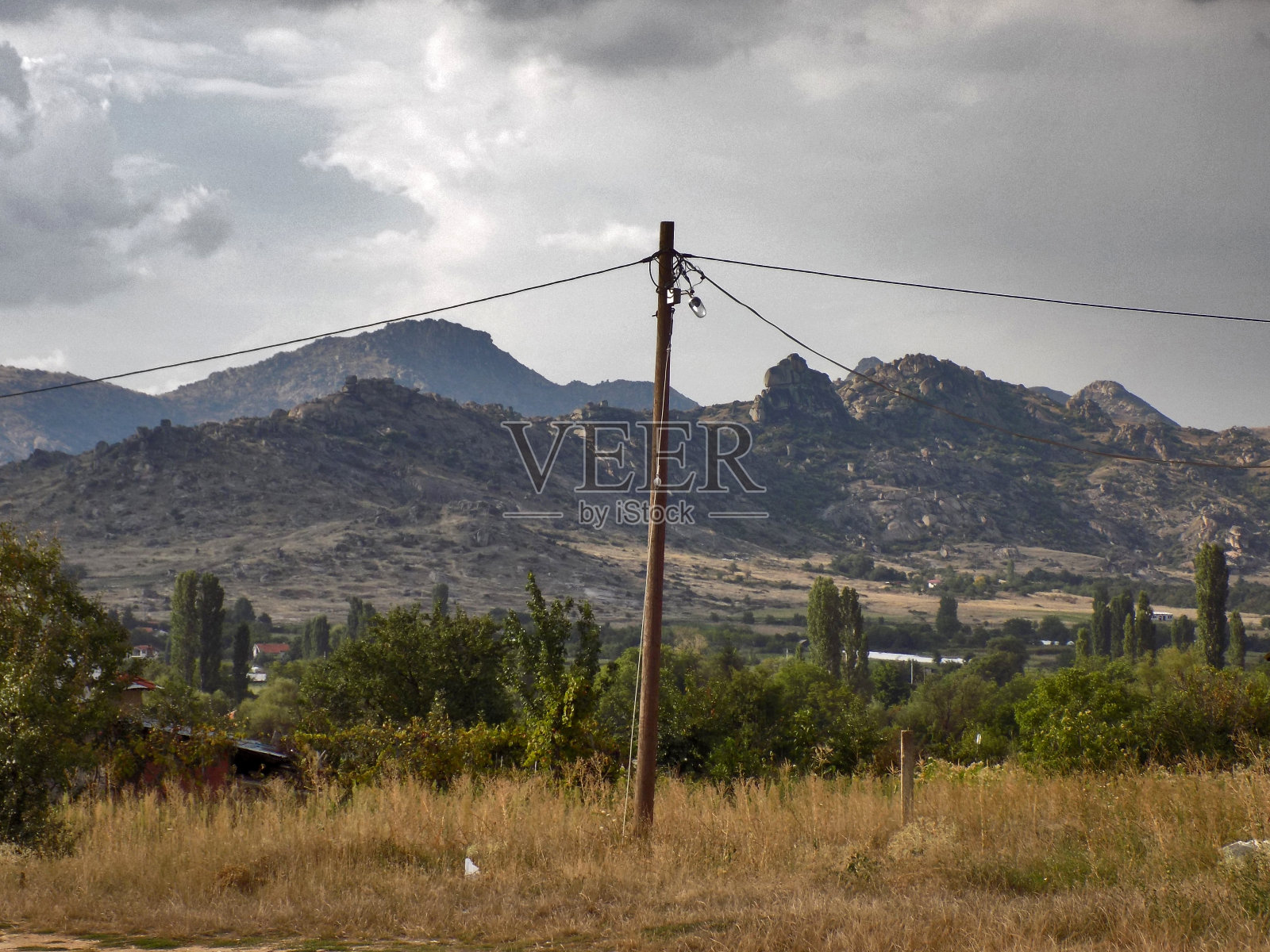 山中公路旁的老木杆照片摄影图片