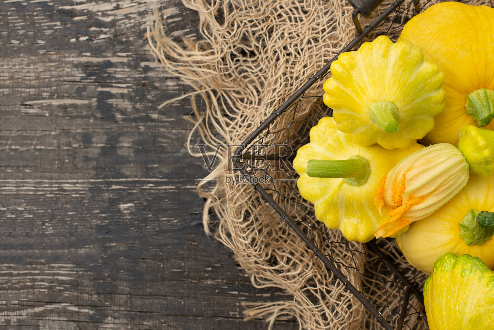 南瓜，盘形南瓜，生蔬菜在深色木质背景上照片摄影图片