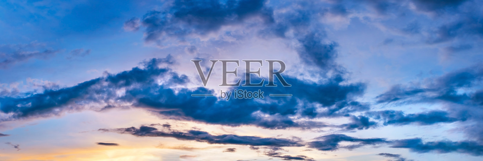 黄昏全景天空背景与彩色云彩在黄昏。照片摄影图片