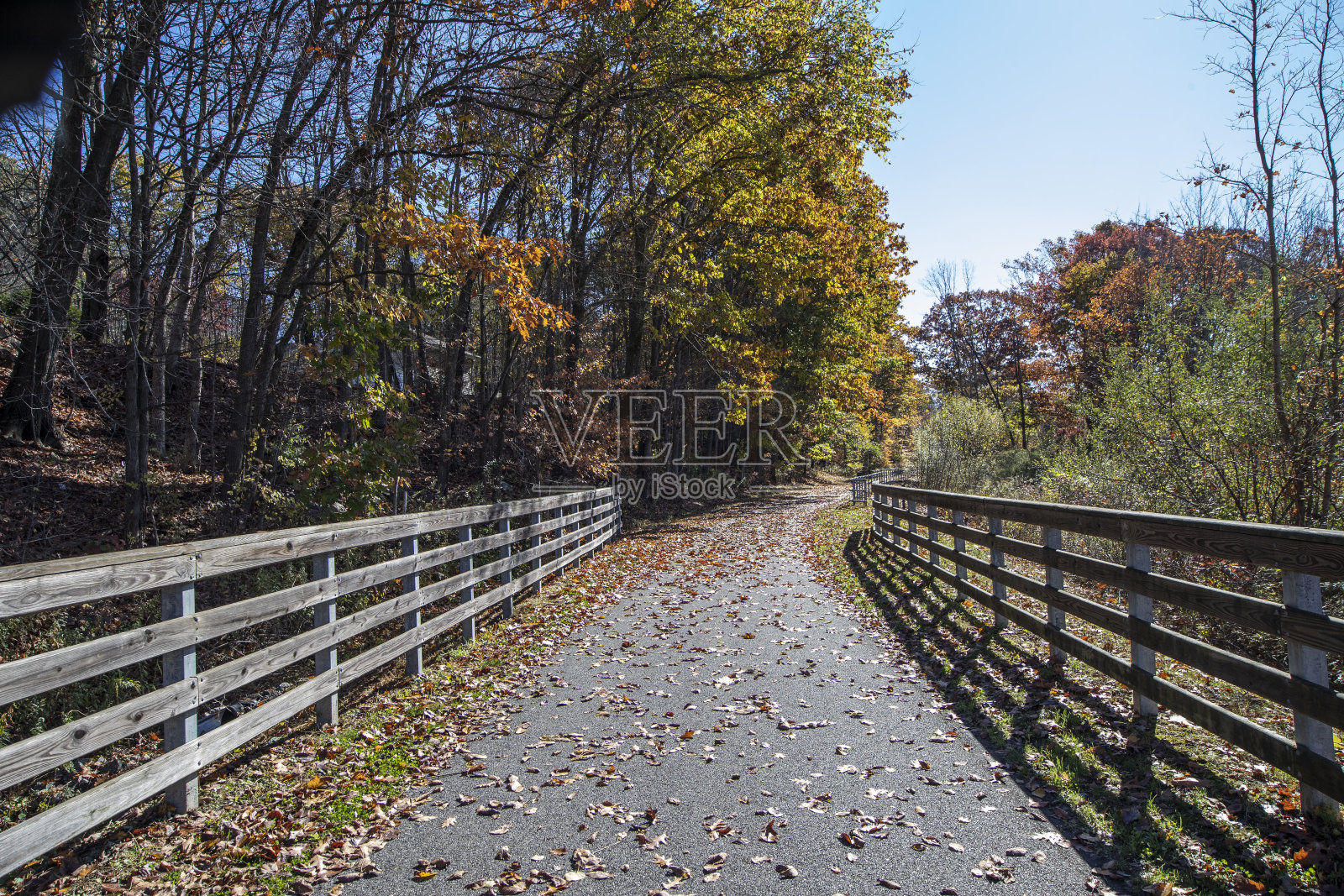 纽约布鲁斯特，帕特南铁路上的一座老铁路桥上秋天的颜色“n照片摄影图片