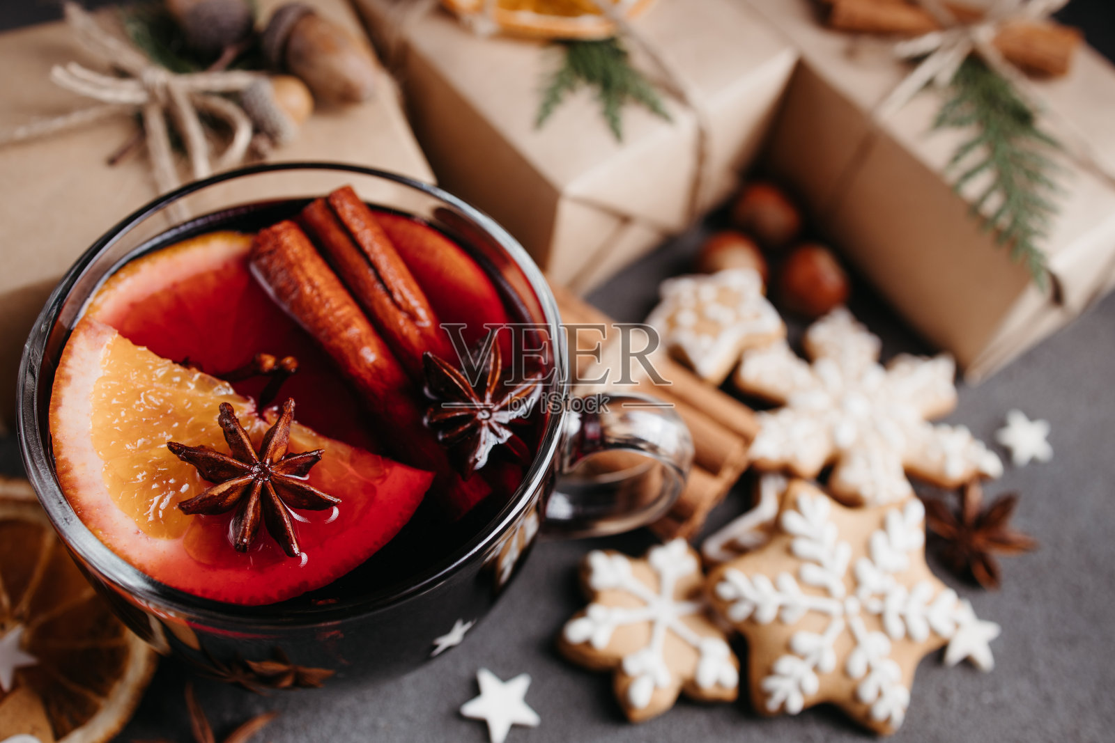 假日背景与热葡萄酒和礼品盒照片摄影图片