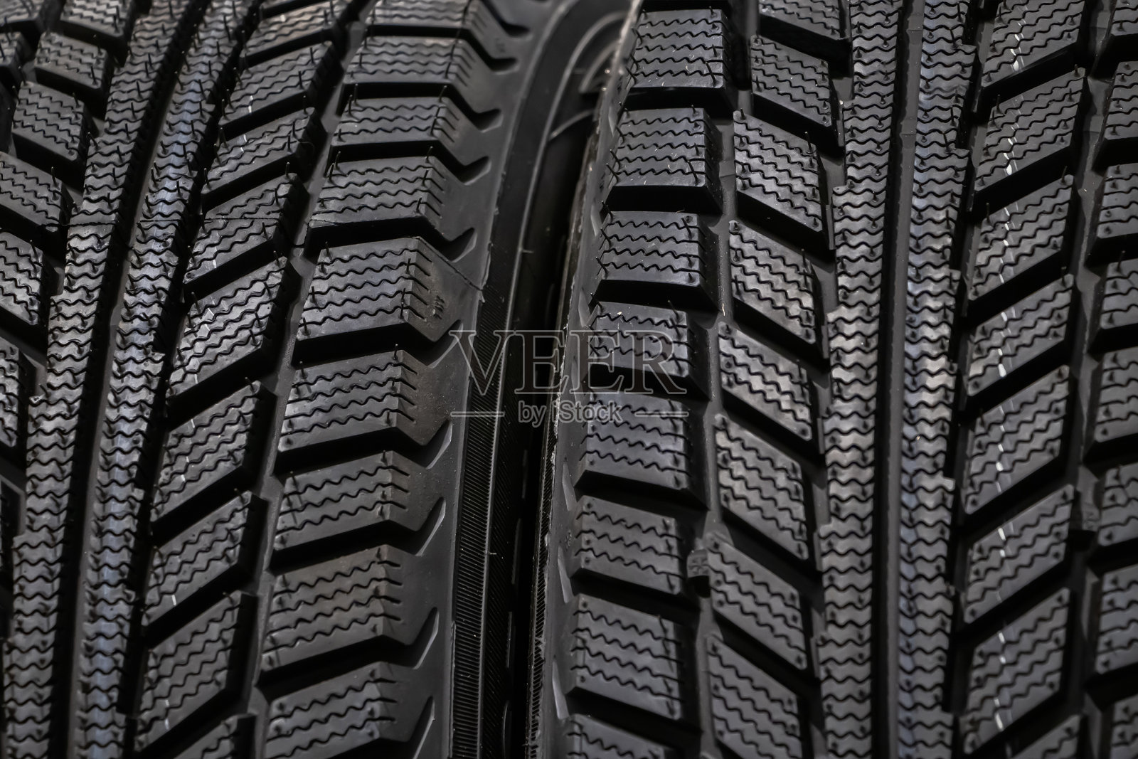纹理冬季轮胎的汽车特写。照片摄影图片