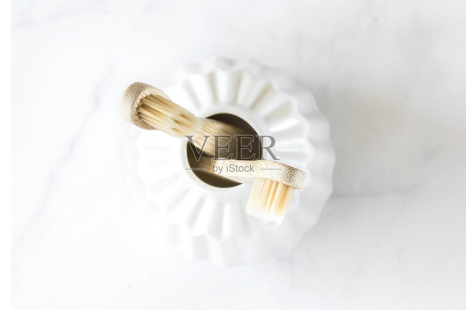 大理石背景上的环保竹制牙刷照片摄影图片