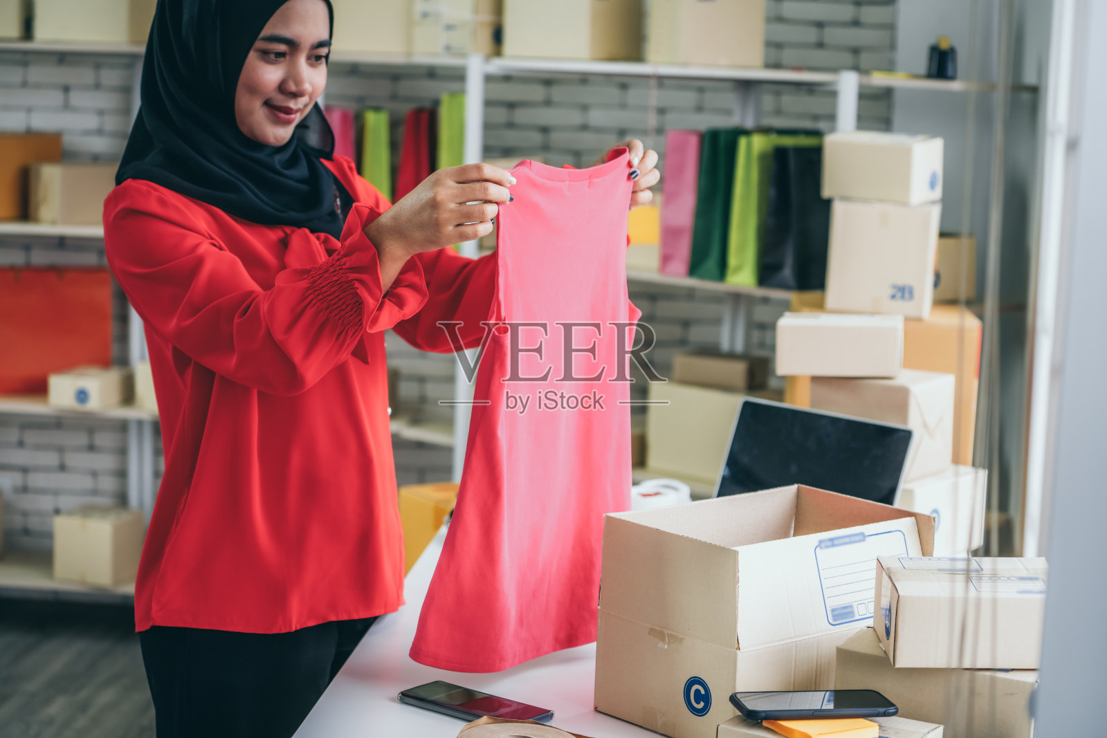 穆斯林电商在家用快递箱发货给客户照片摄影图片