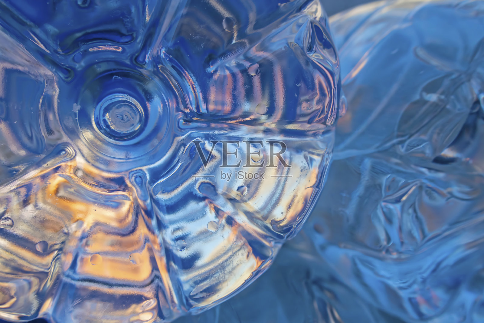 关闭塑料水瓶照片摄影图片