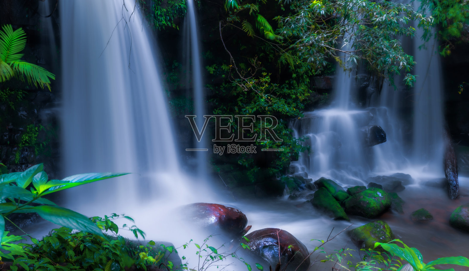 泰国南省博克鲁区沙班村昆南国家公园的沙班瀑布。照片摄影图片