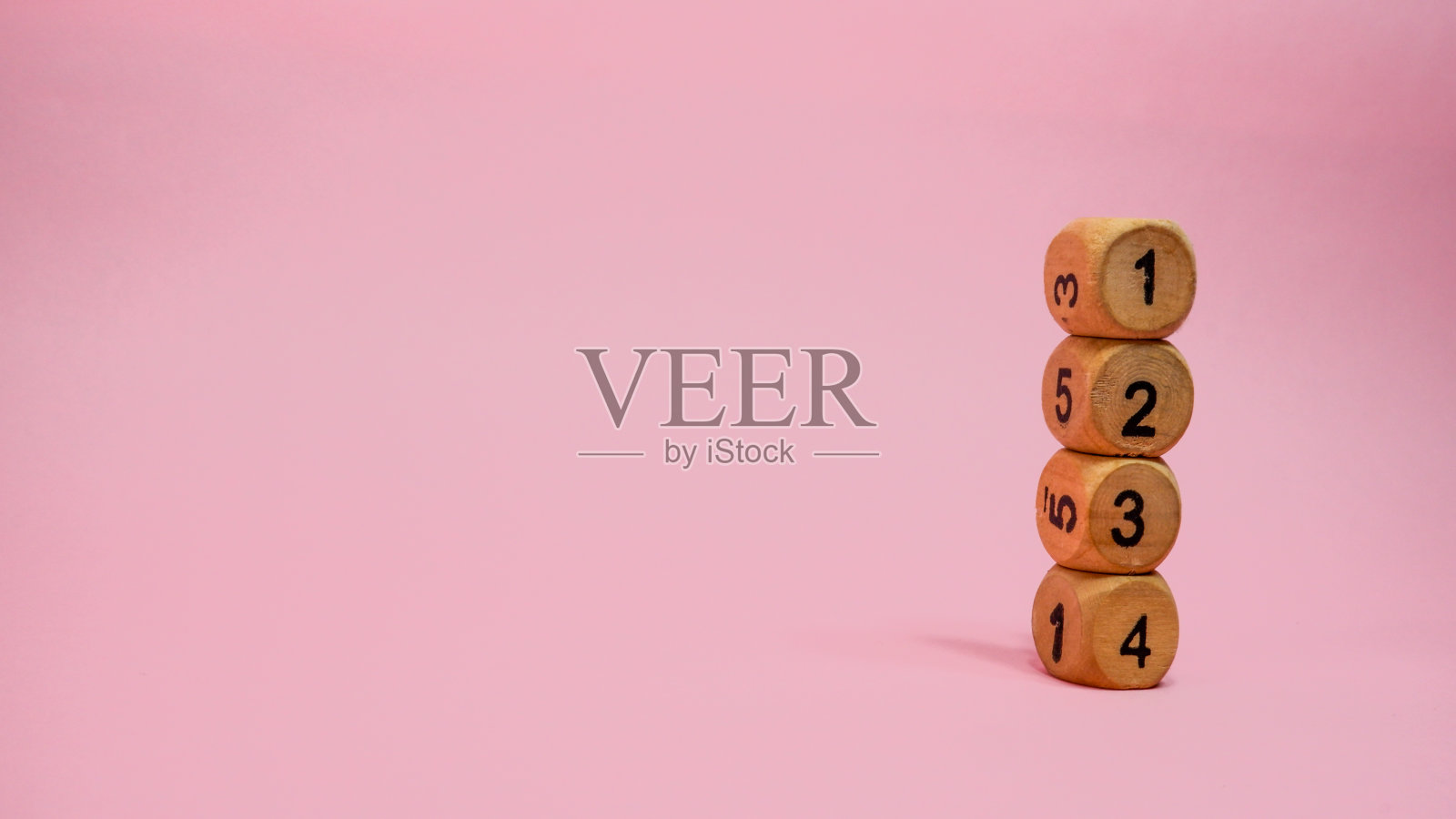 木制骰子在粉红色的背景照片摄影图片