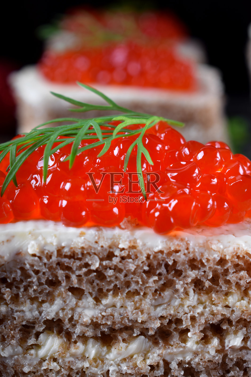 多层鱼子酱，黄油和黑面包三明治照片摄影图片