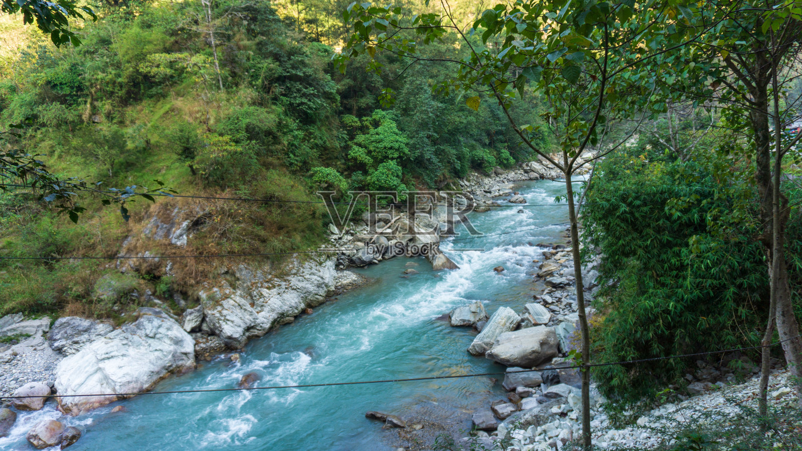 美国广播公司徒步旅行期间的一条河(安纳普尔纳大本营)照片摄影图片