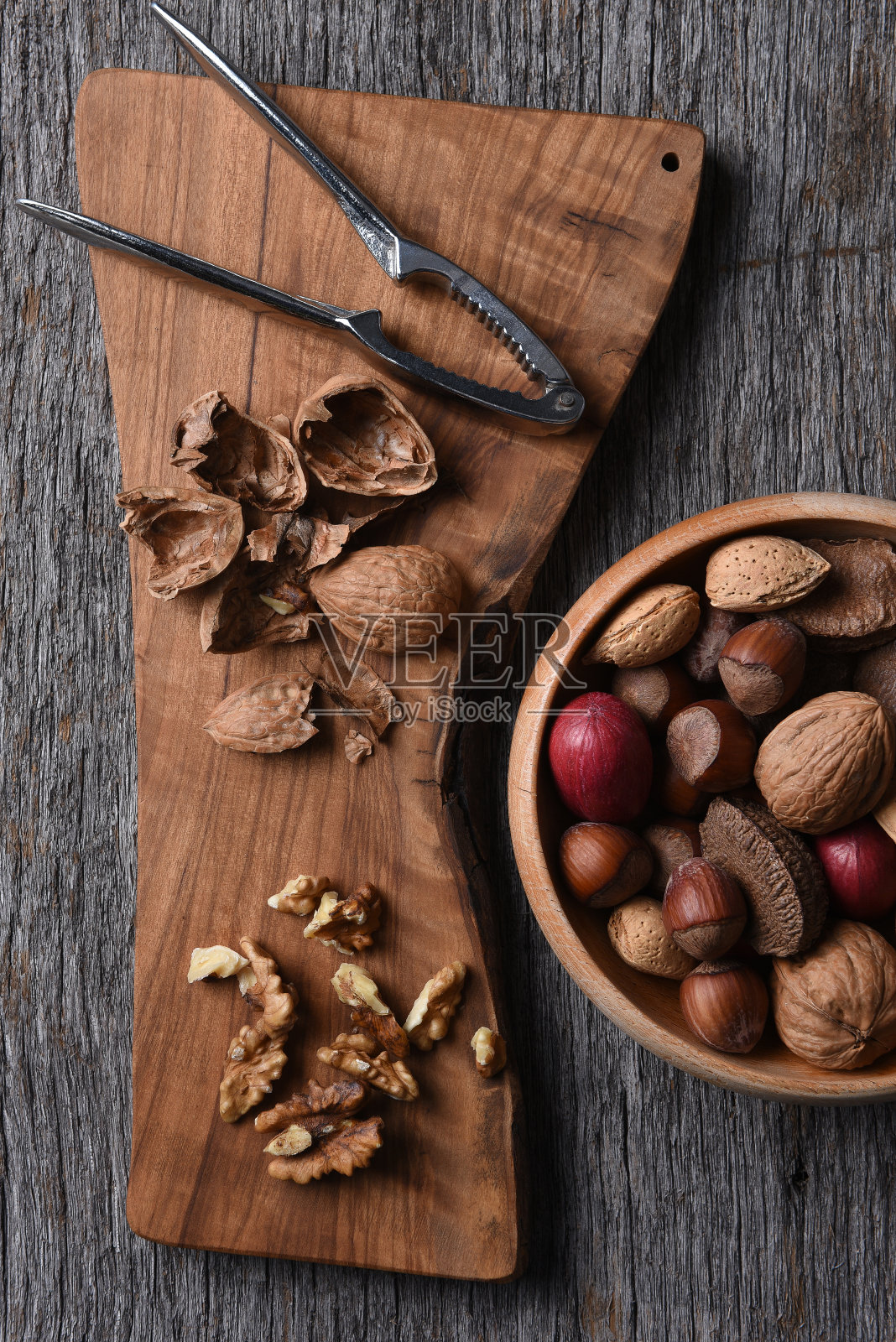 切菜板上的核桃照片摄影图片