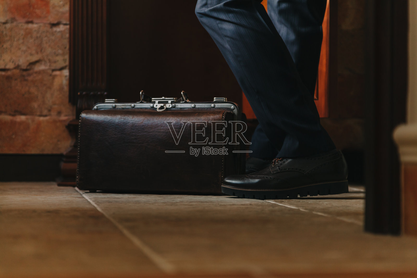 皮包放在地板上的瓷砖上照片摄影图片