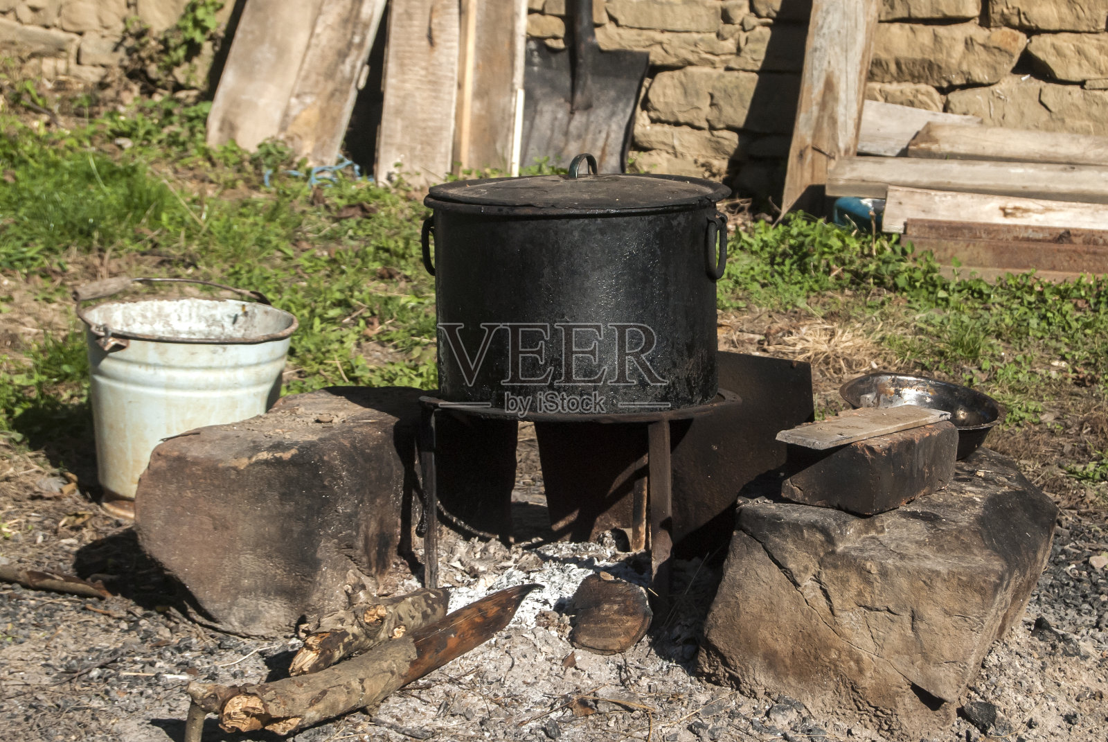 开放式壁炉上的金属锅照片摄影图片