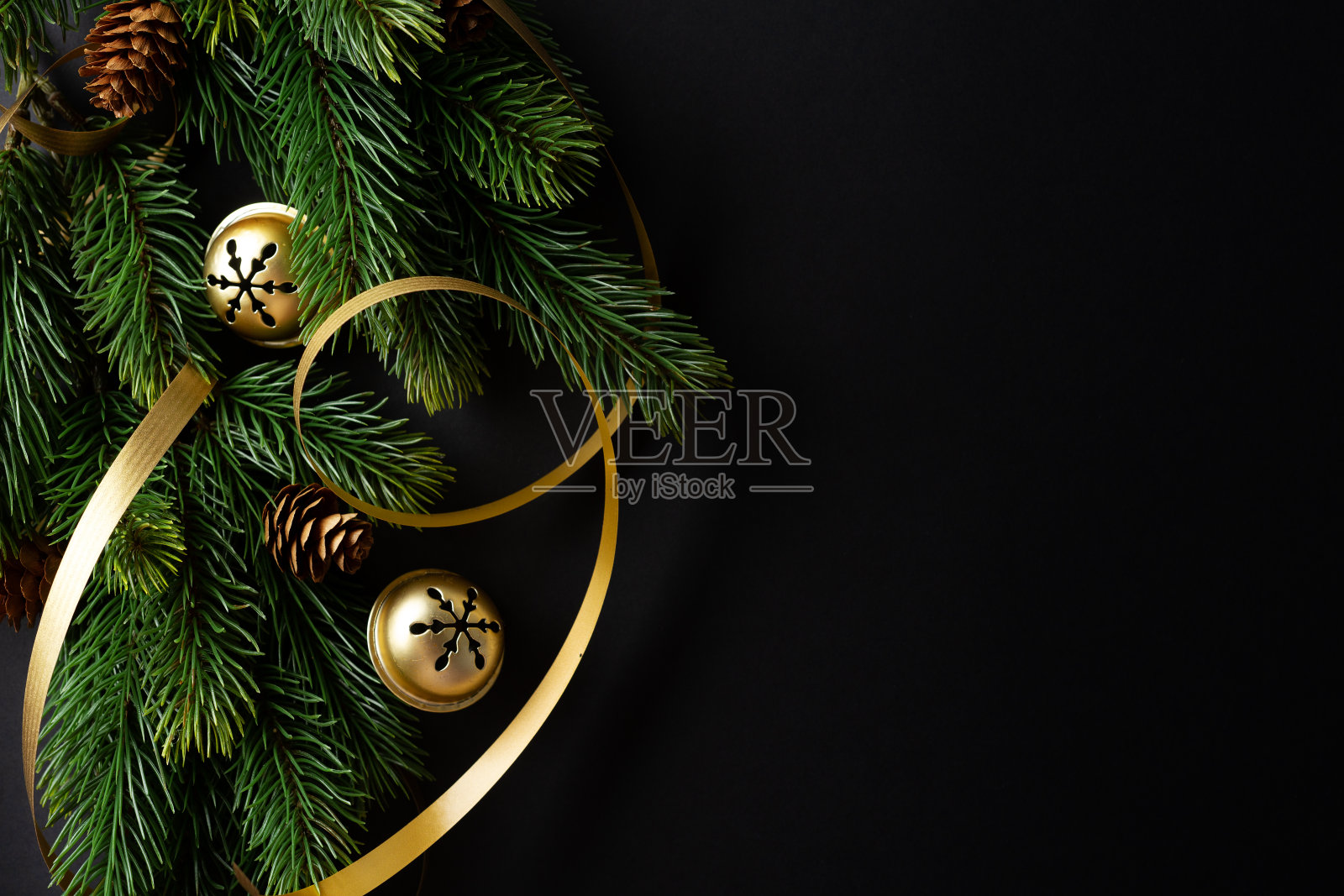 用冷杉和小饰物装饰的圣诞装饰照片摄影图片