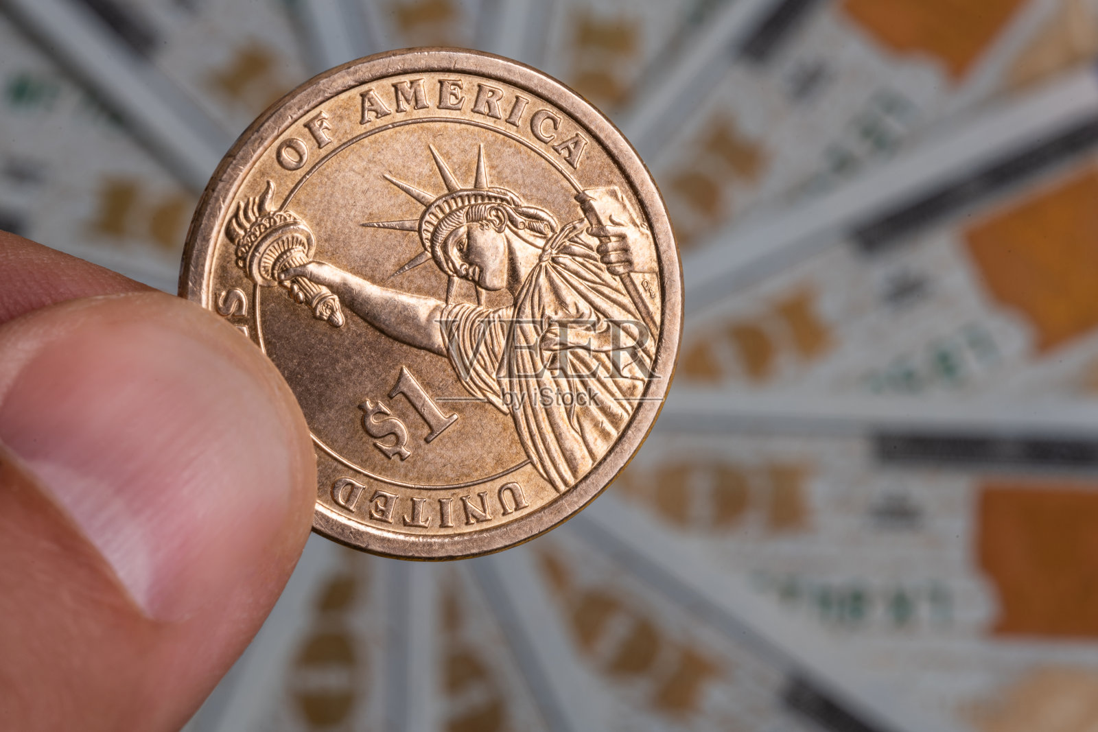 一美元硬币以100美元纸币为背景摆成一个圆圈照片摄影图片