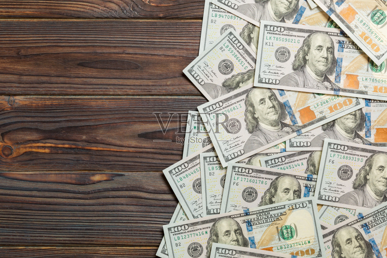 美元纸币上有浅颜色的背景。复制空间，俯视图经营理念照片摄影图片