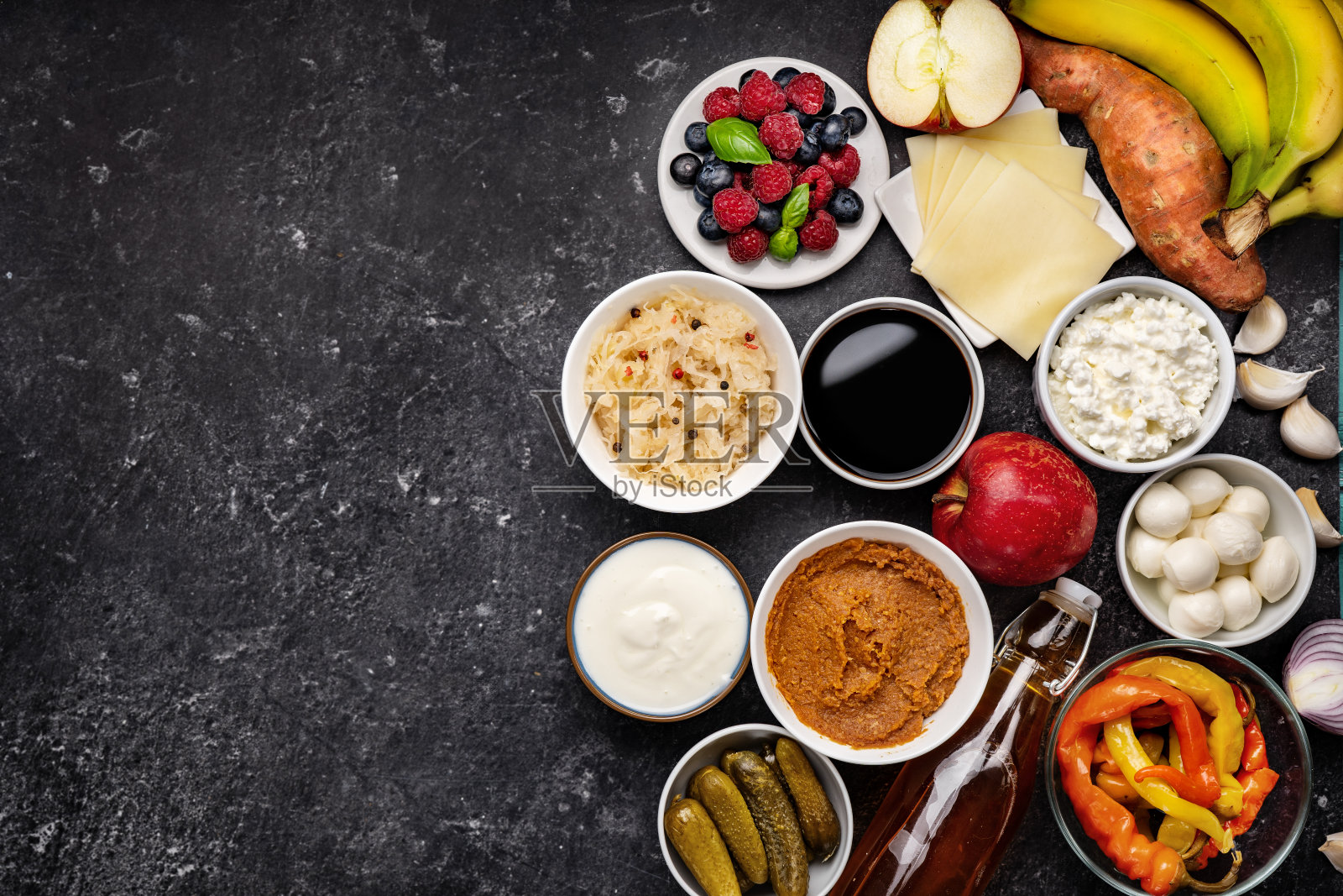 俯视图许多健康的发酵益生菌和益生元食品照片摄影图片