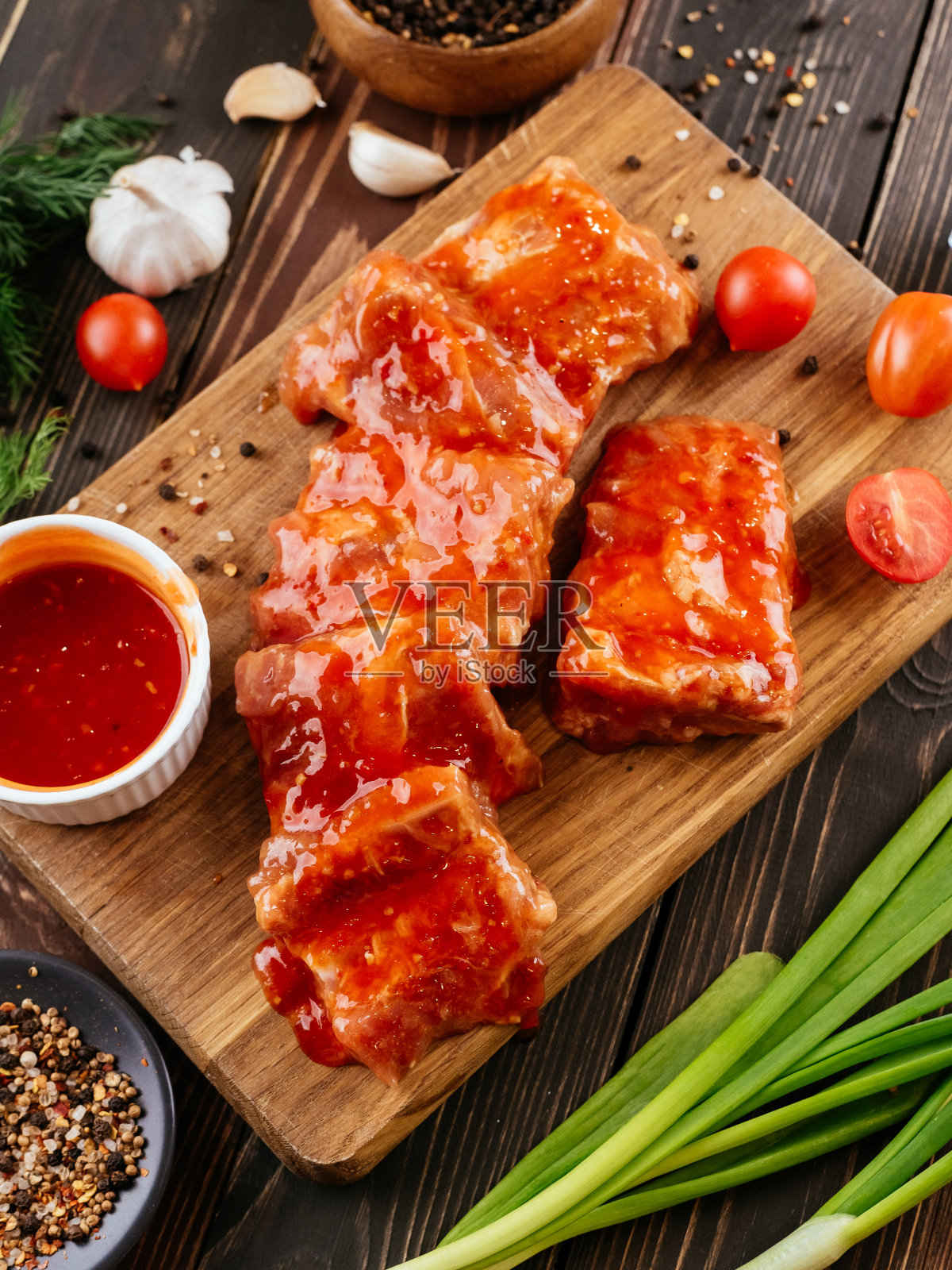 新鲜的猪肉配上香料和蔬菜照片摄影图片