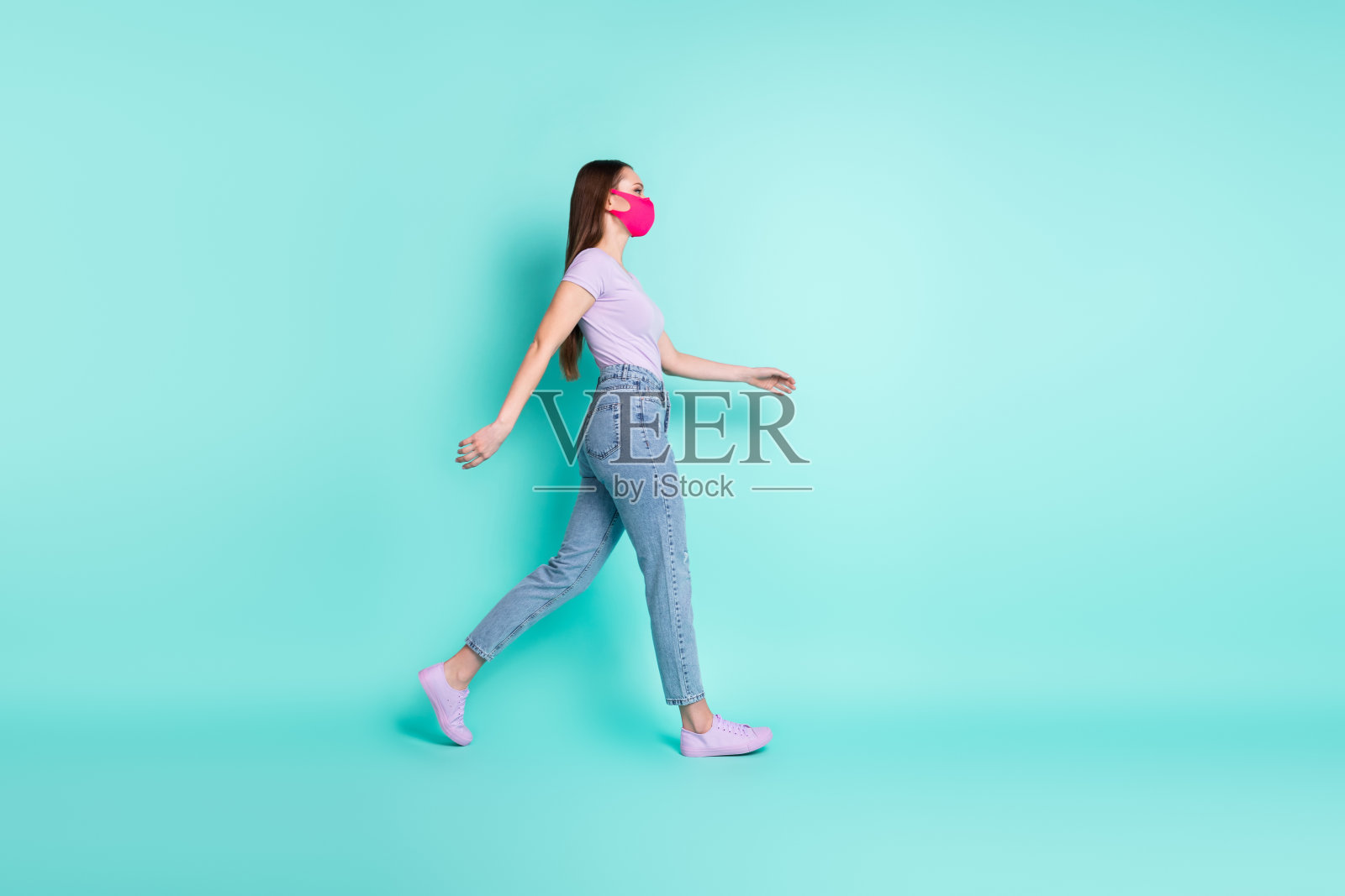 全身大小侧面轮廓肖像女孩戴粉红色呼吸面罩快速孤立在充满活力的蓝绿色背景照片摄影图片