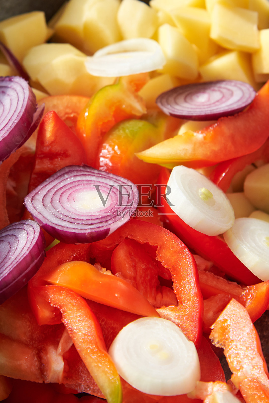 烤用的生蔬菜:土豆、洋葱、辣椒。照片摄影图片