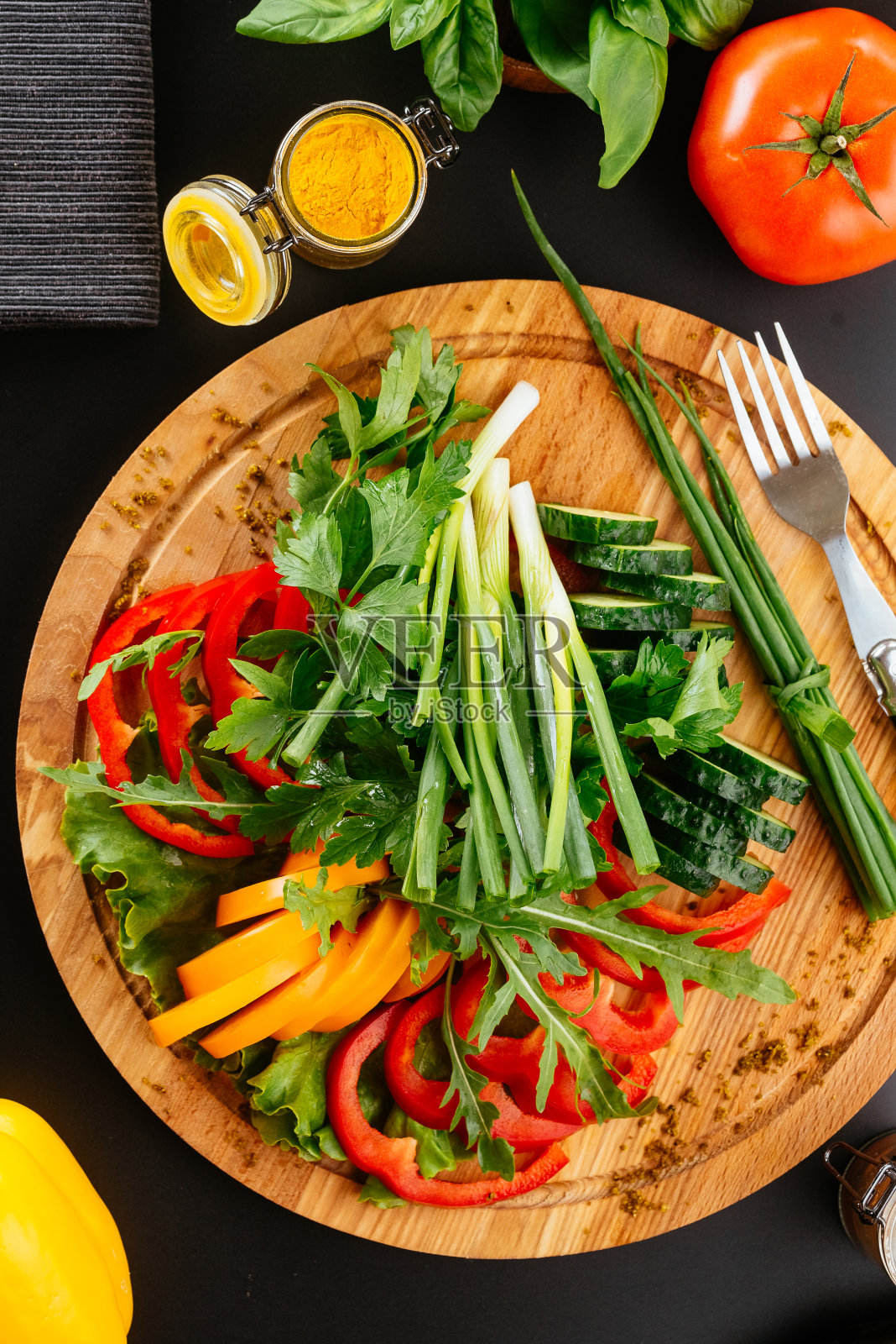 各种蔬菜切在木盘上照片摄影图片