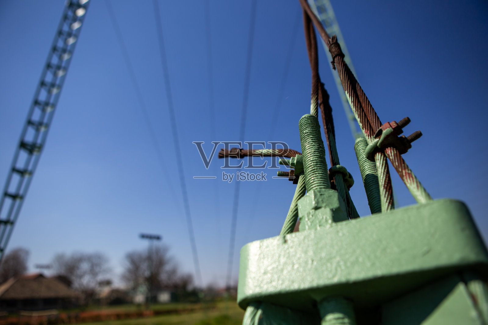 有选择地关注螺纹和螺纹拧紧钢丝绳。它是输电高压电力的输电线路建设的一部分。照片摄影图片