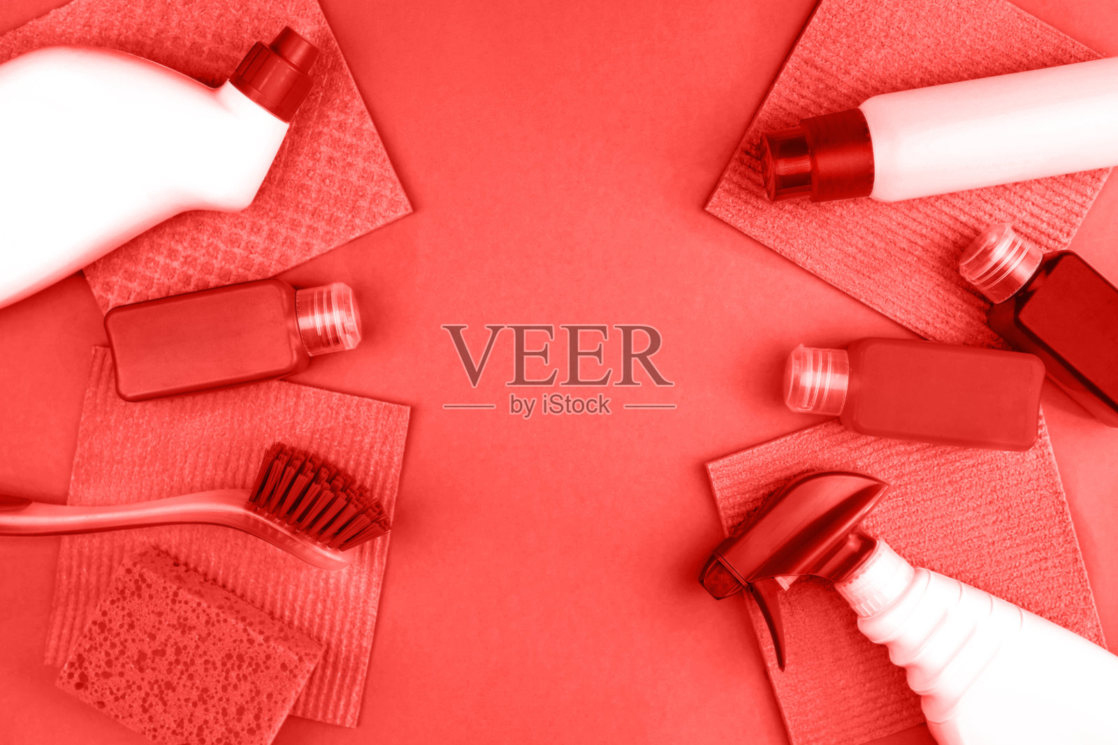 家用清洁产品以红色为背景。照片摄影图片