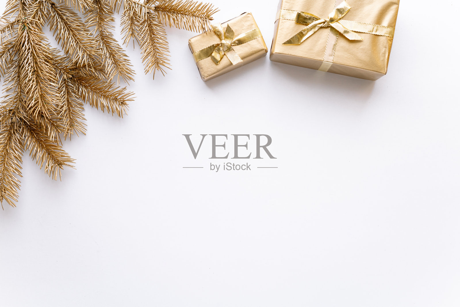 白色的圣诞或新年的背景，素朴的组成金色的圣诞礼物和金杉树枝，平铺，空白的问候文字。圣诞节的概念。照片摄影图片