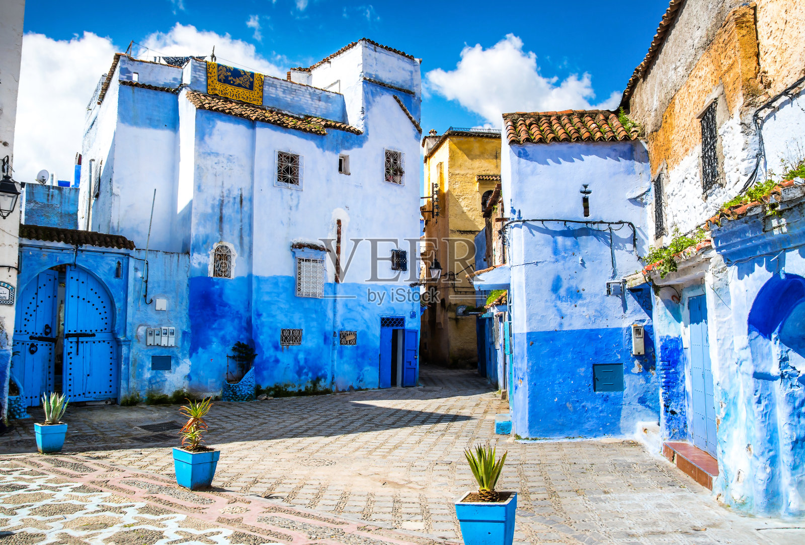 在蓝色城市舍夫chaouen的街道上，令人惊叹的景色。地点:非洲摩洛哥Chefchaouen。艺术照片。美丽的世界照片摄影图片