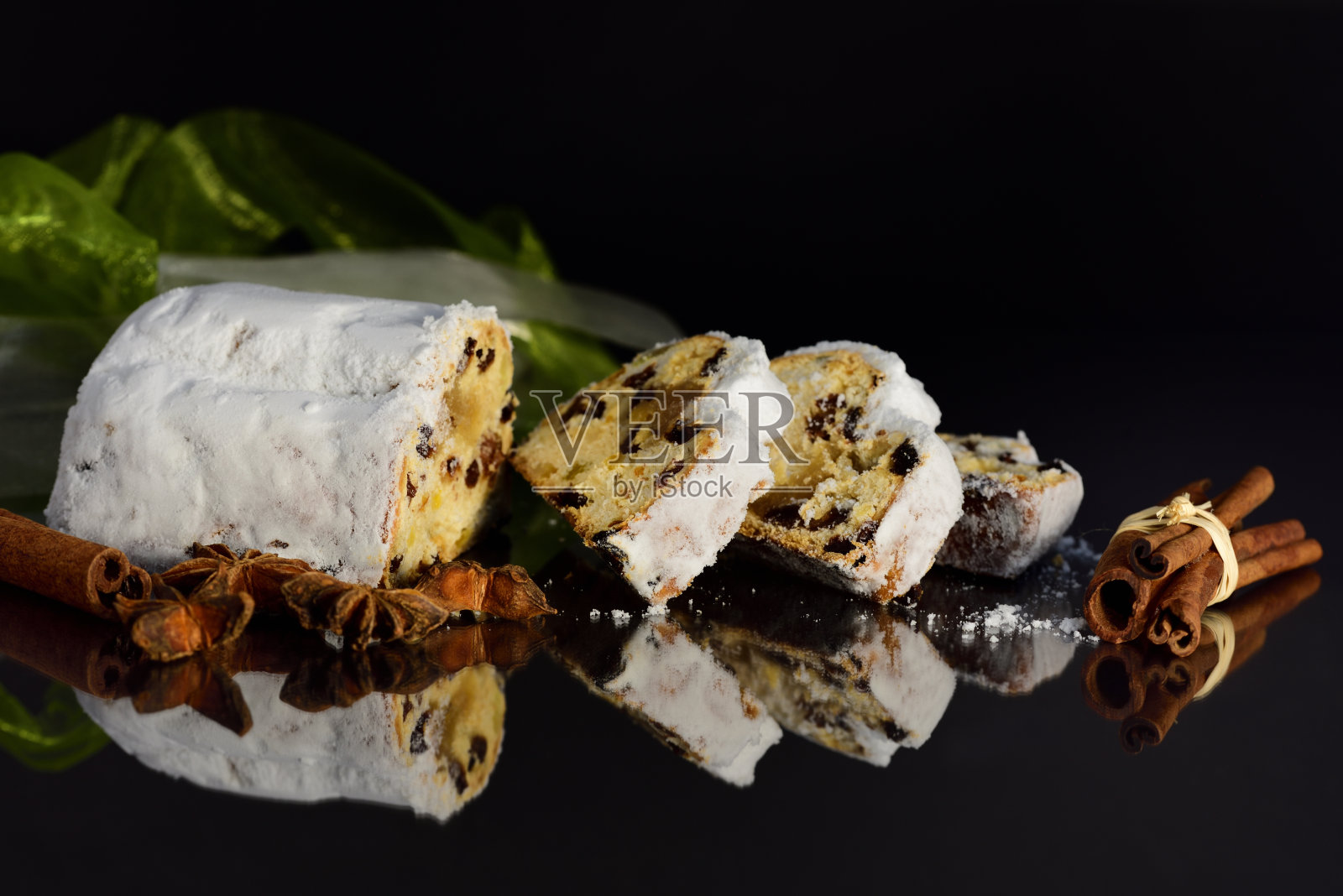 一个从德国偷来的新鲜切片圣诞蛋糕，放在黑暗的背景下照片摄影图片