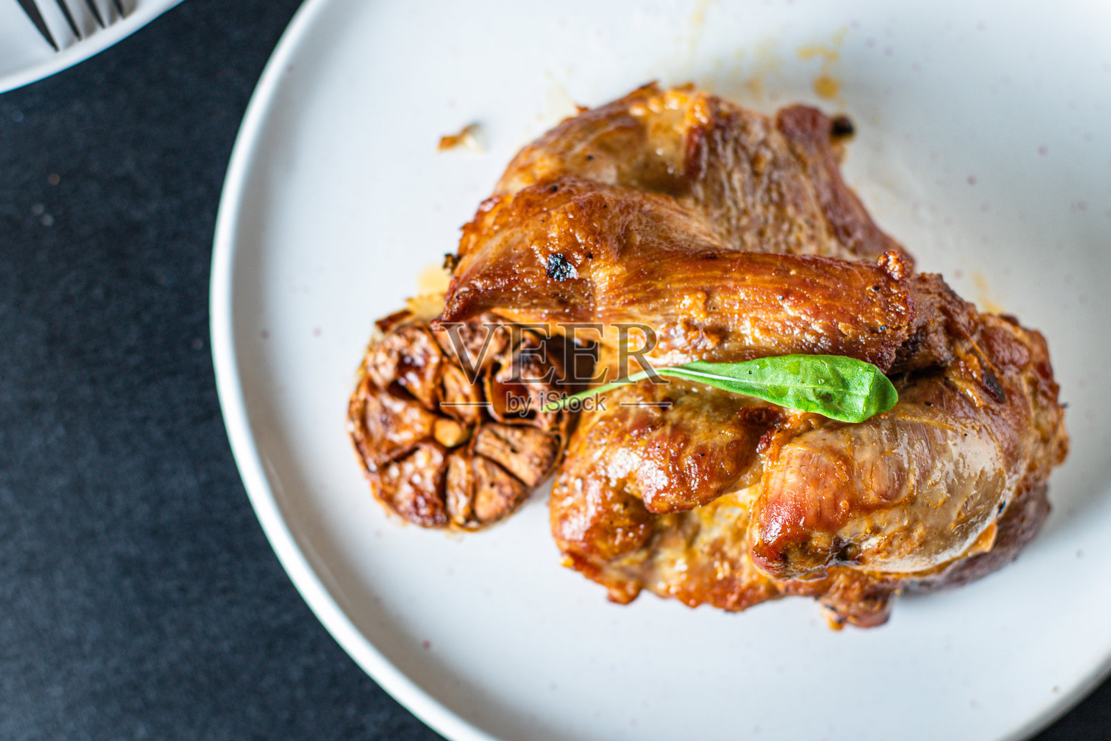 油炸，烤肉，猪肉或牛肉配料，为准备一顿健康的餐，小吃，俯视图拷贝空间，文字食物背景，乡村生酮或旧石器饮食照片摄影图片