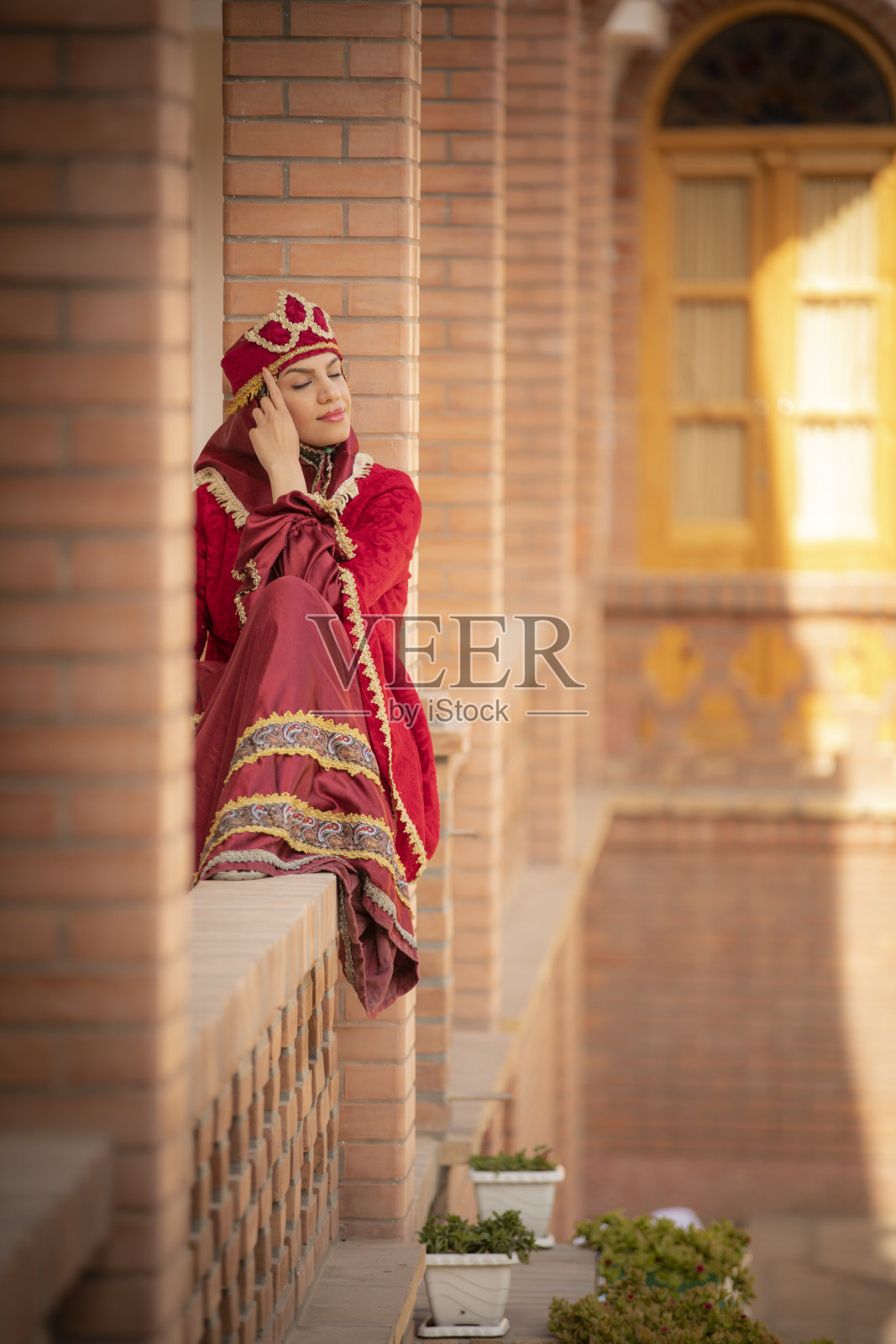 身着传统服饰的伊朗女士照片摄影图片