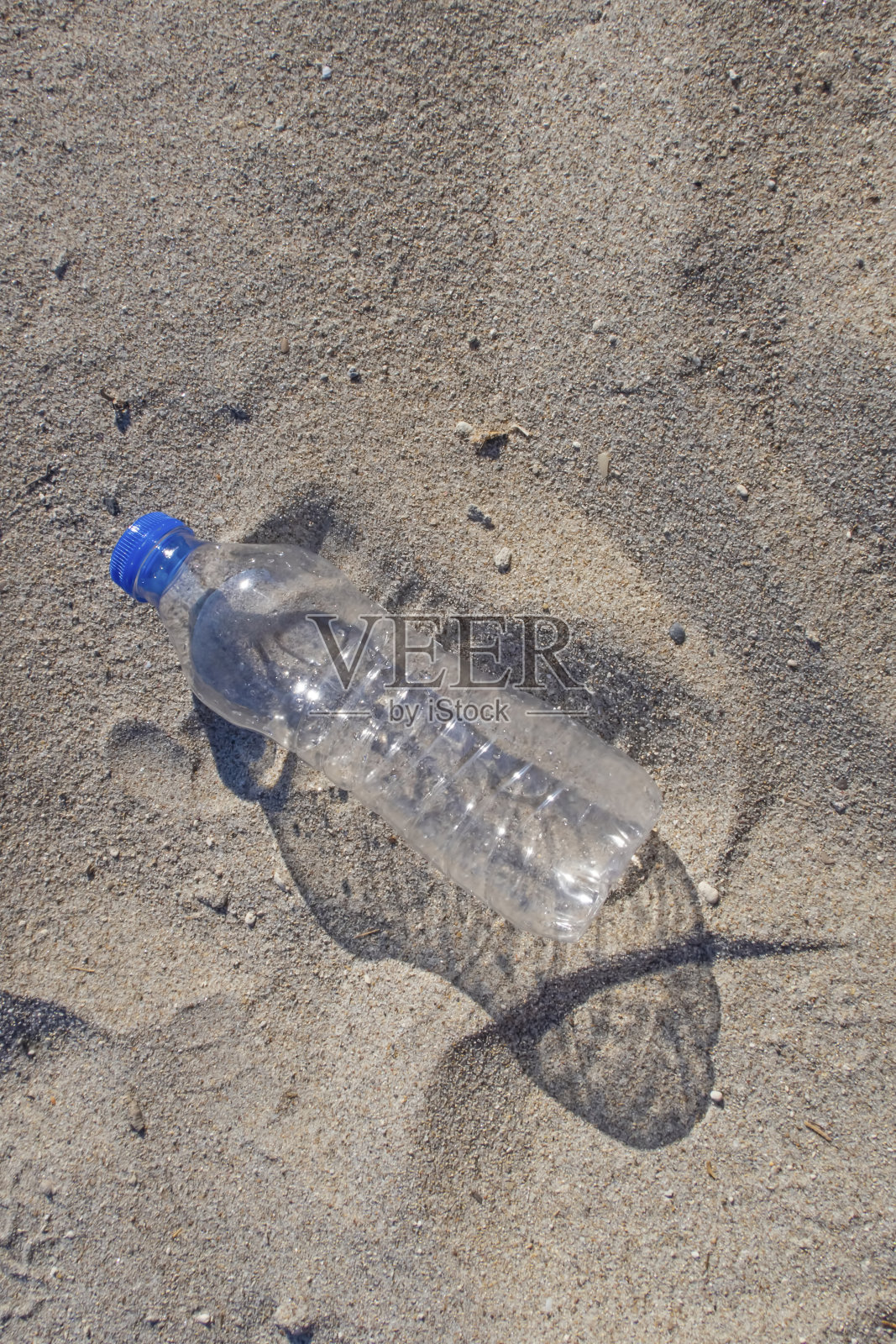 关闭塑料水瓶照片摄影图片