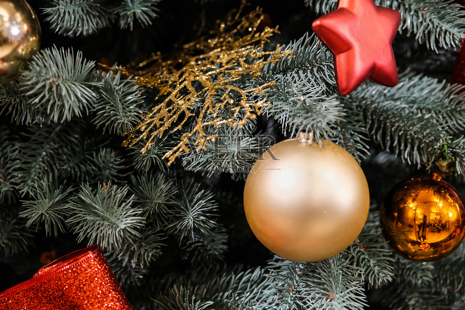 美丽的圣诞树与红色和金色装饰的特写。新年和圣诞节假期照片摄影图片