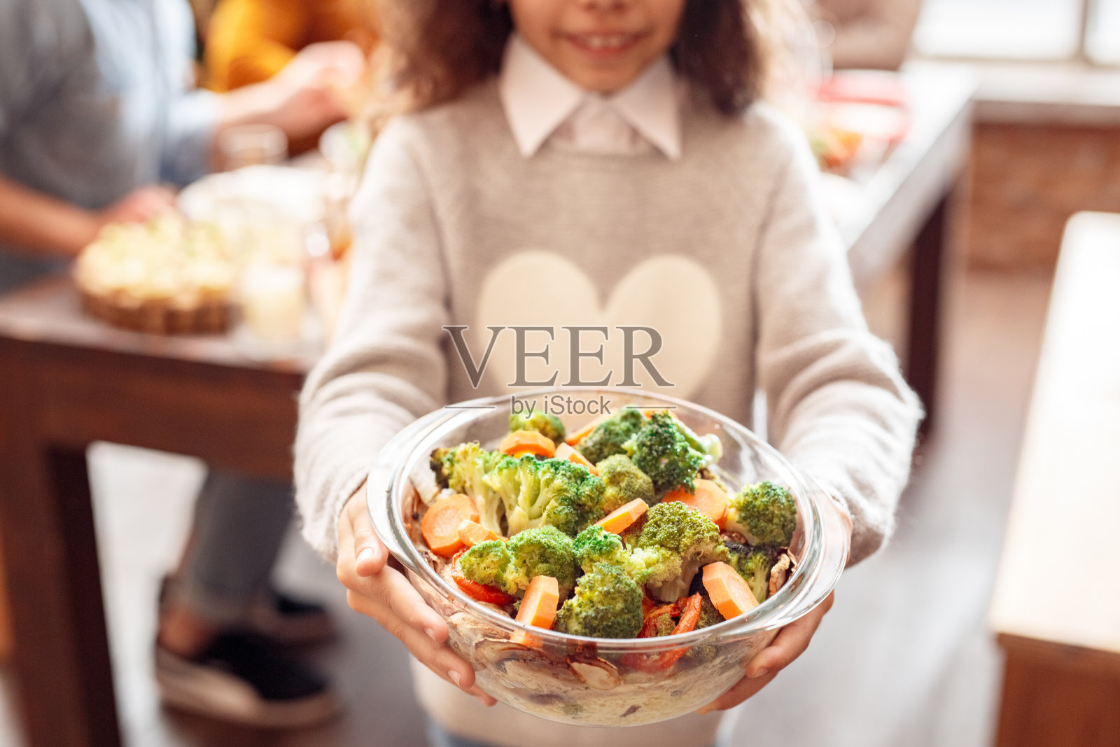 小女孩拿着素食健康菜和蔬菜家庭节日晚餐照片摄影图片