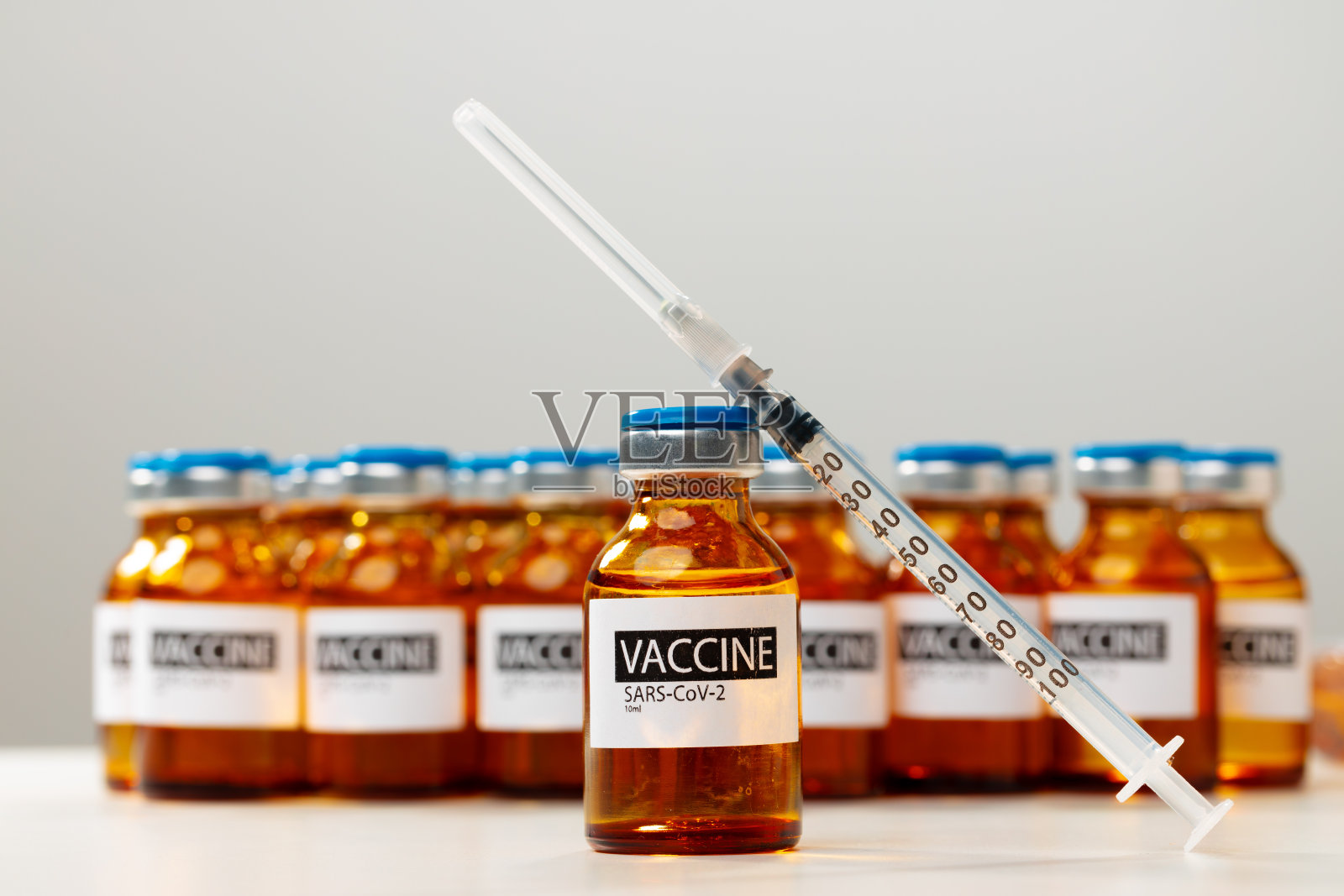 白色背景上的Sars-cov-2疫苗瓶和注射器照片摄影图片
