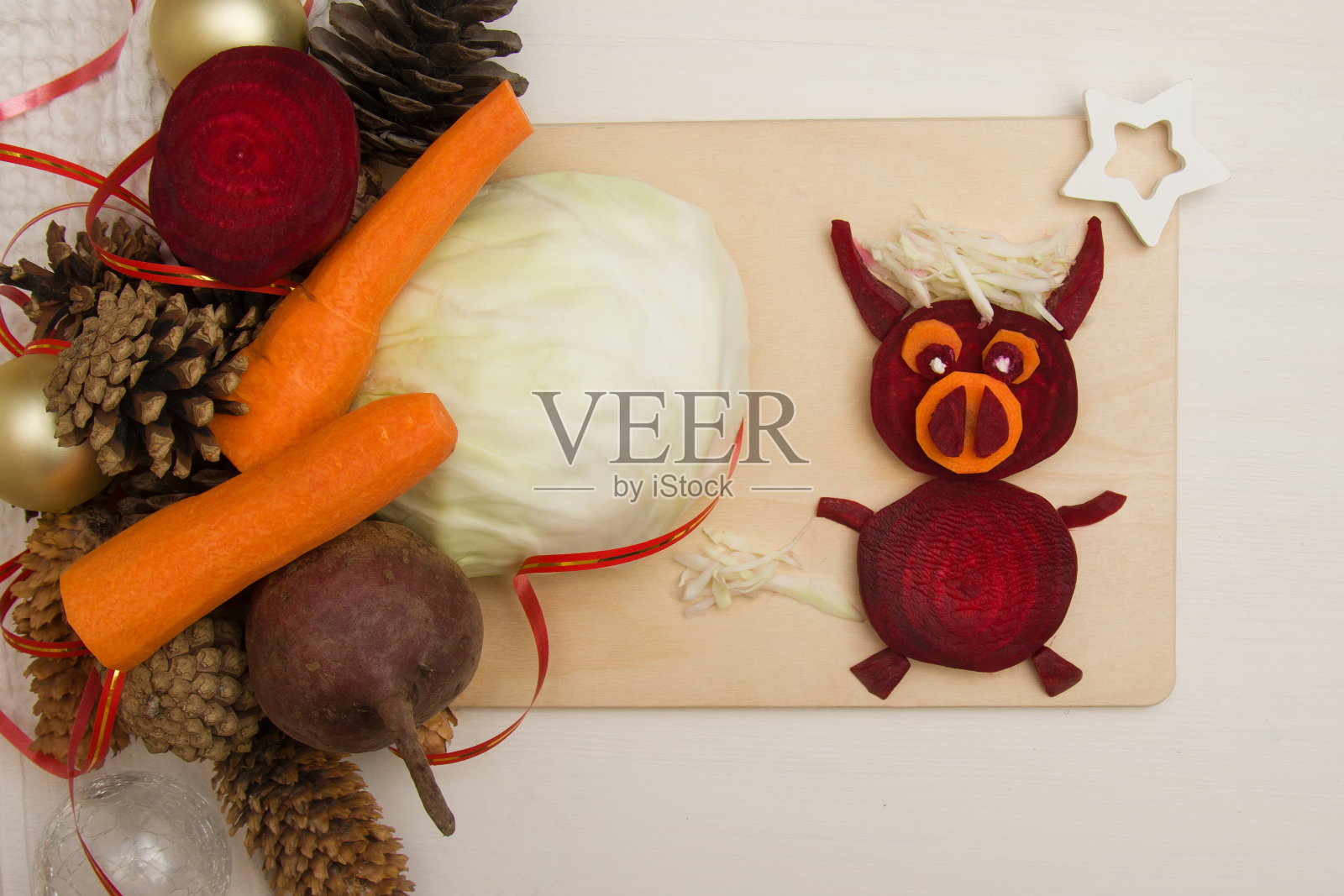 素食圣诞节和节日的概念。健康的圣诞婴儿食品，创造性的新年蔬菜菜在木板上象征2021年。从以上观点。照片摄影图片