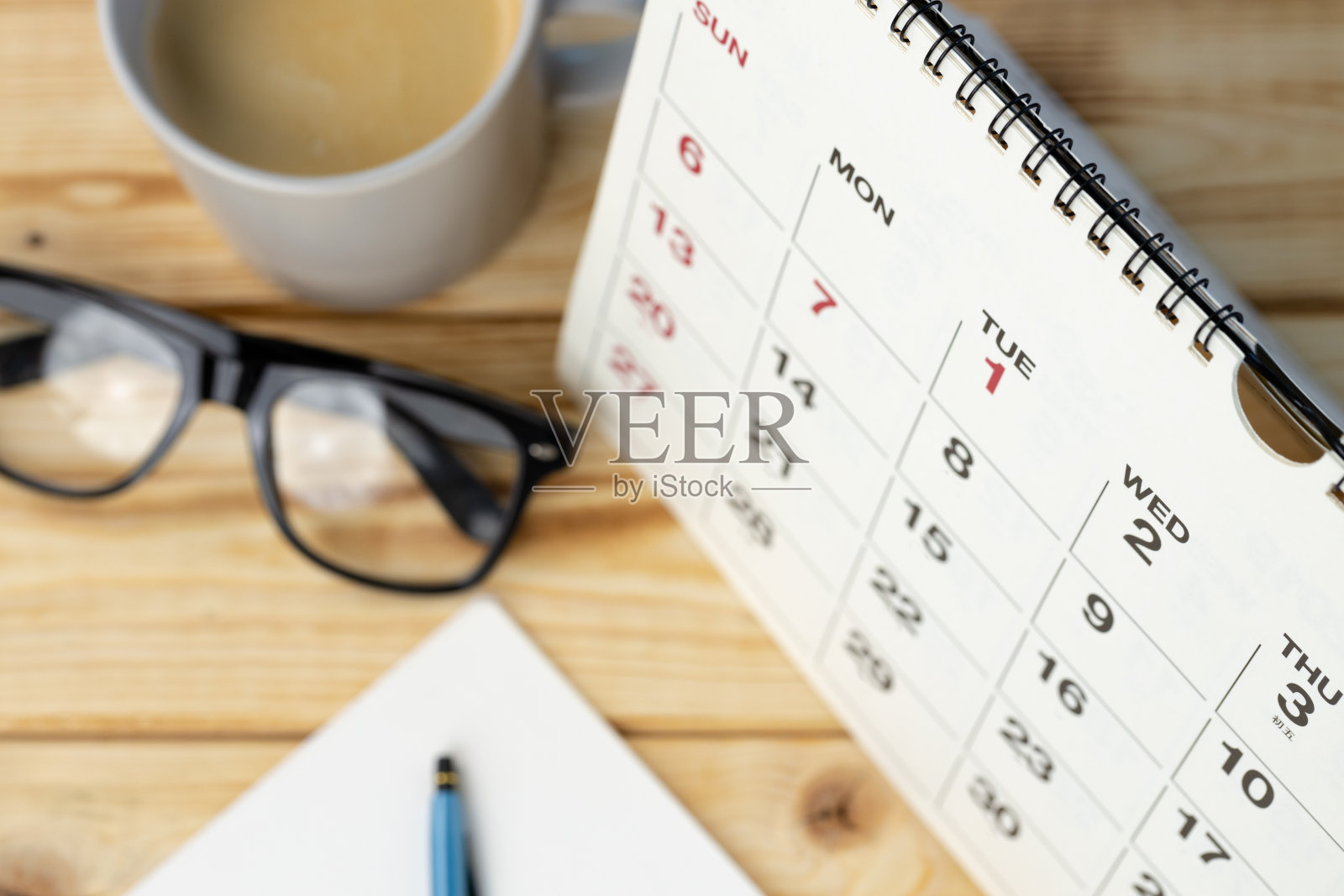 日历页关闭在办公桌上照片摄影图片