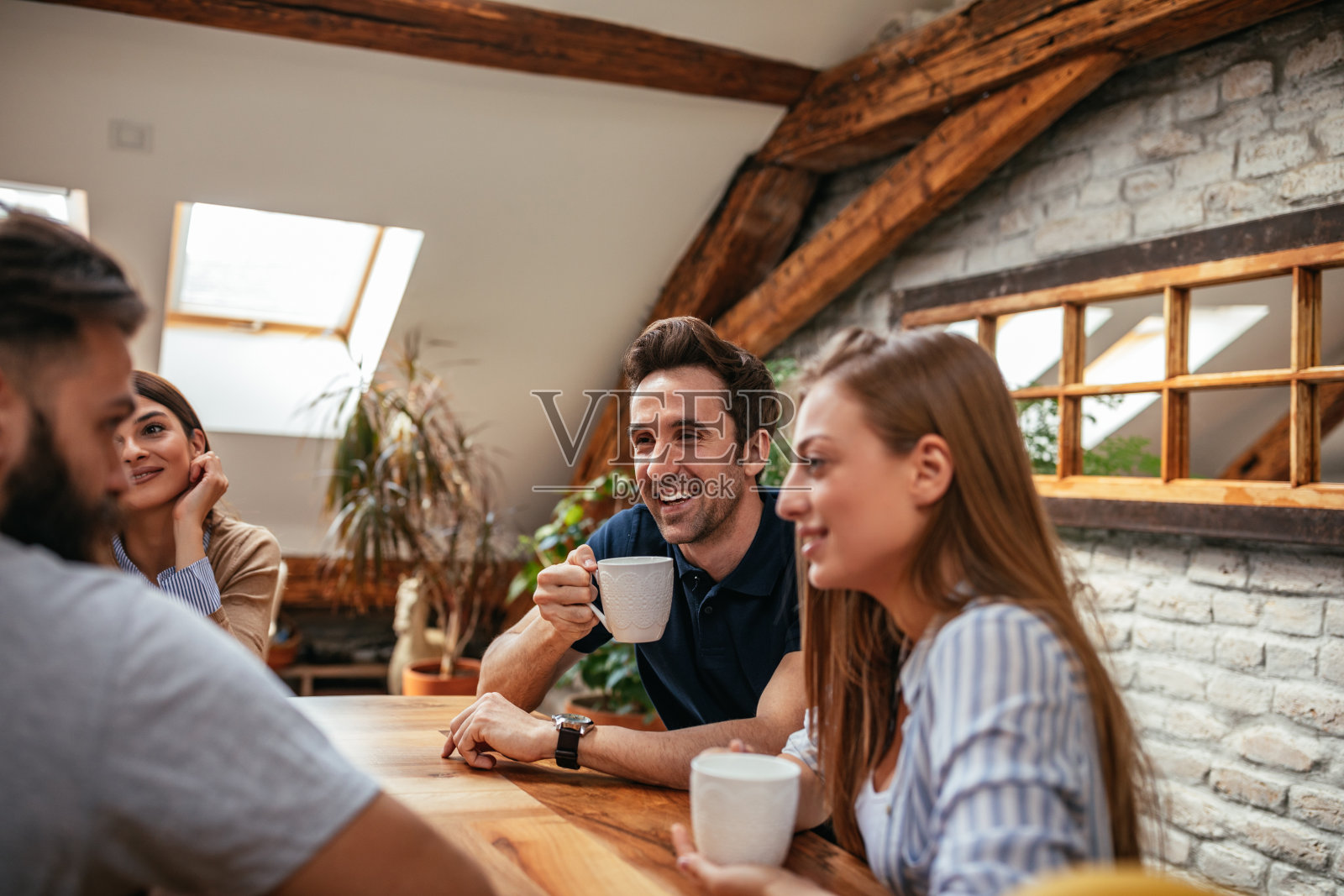 和朋友一起喝咖啡更好喝照片摄影图片