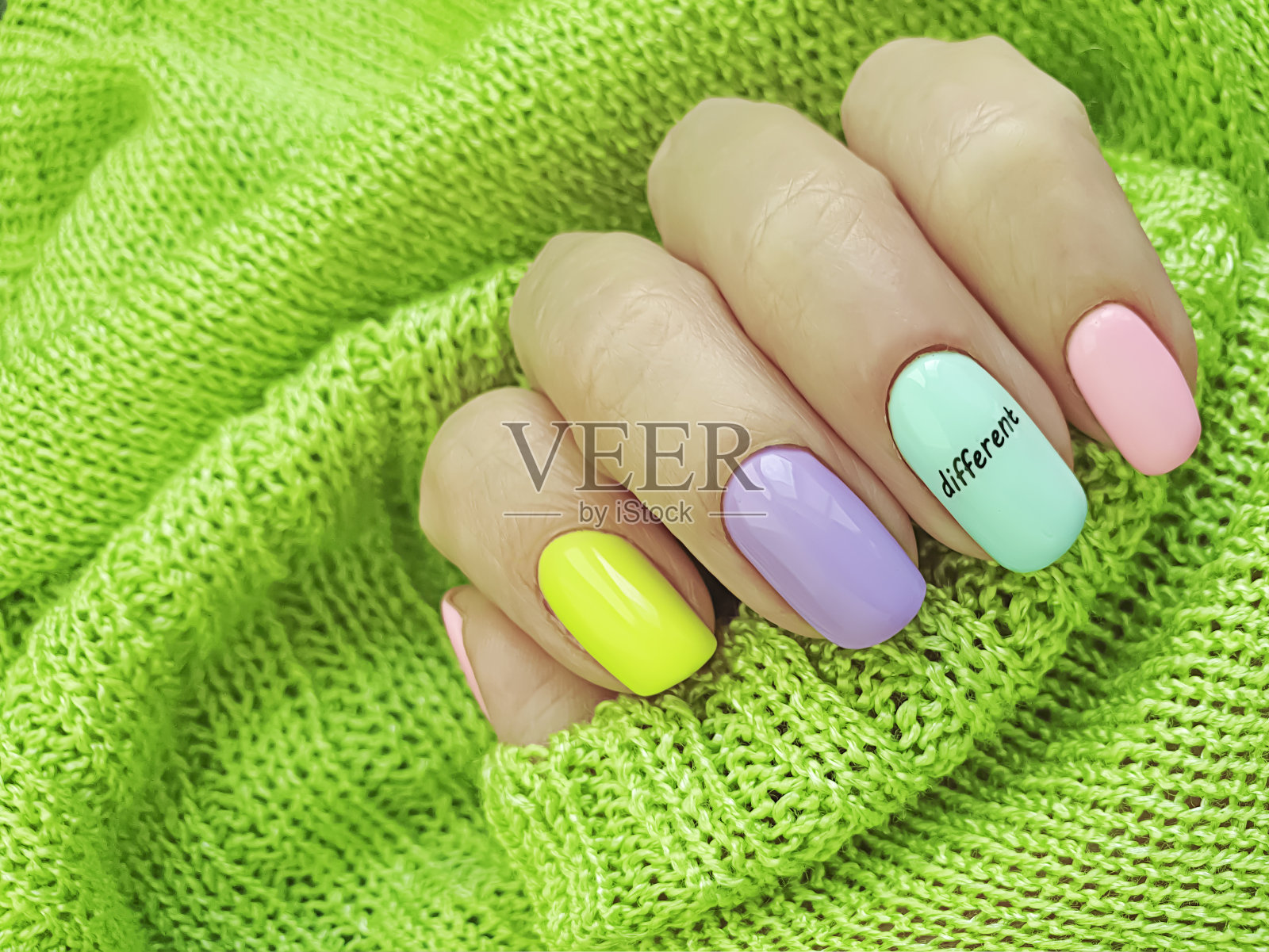 女性手美丽的彩色美甲毛衣照片摄影图片