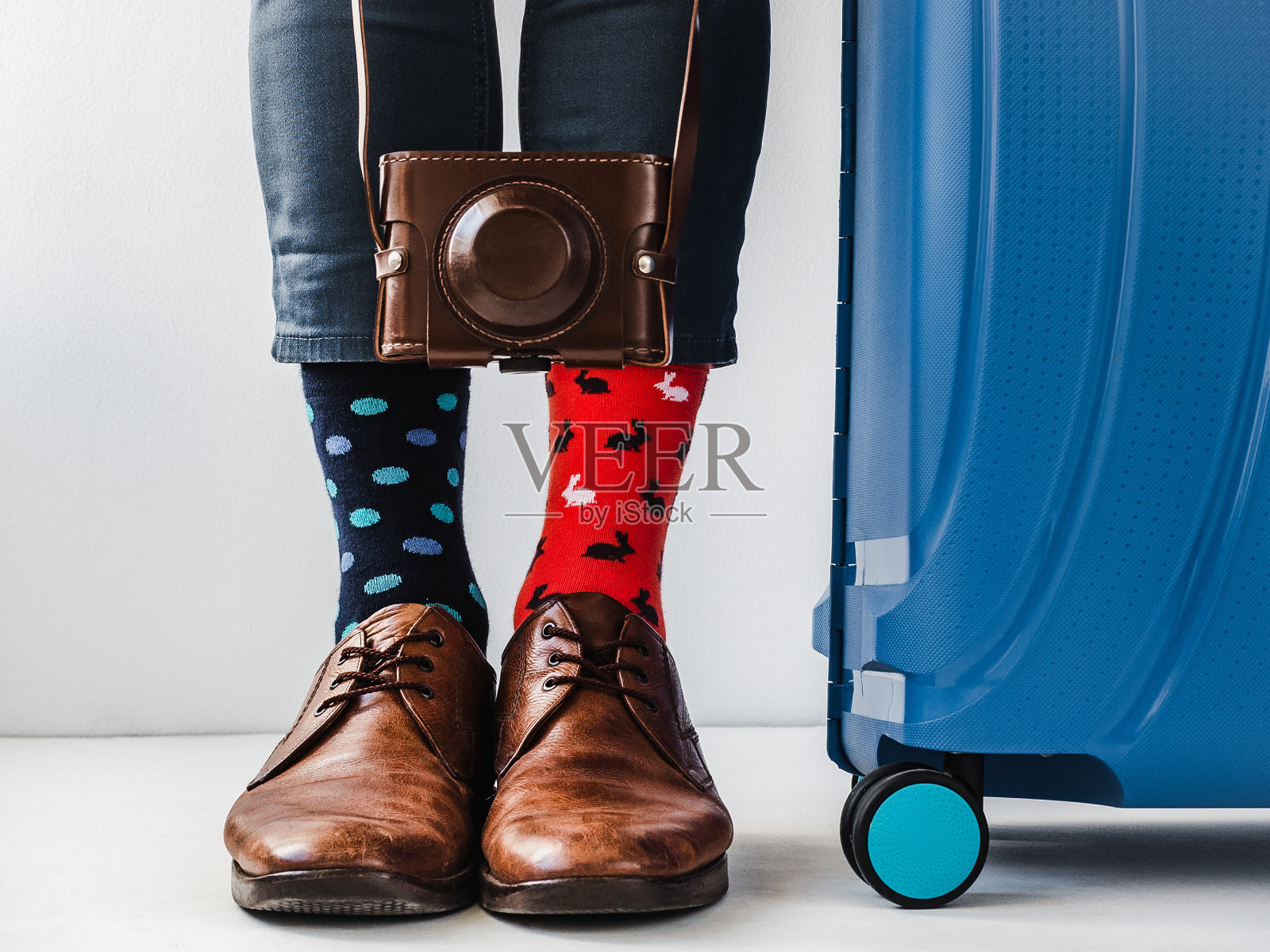 男士的腿，时髦的鞋子和明亮的袜子照片摄影图片