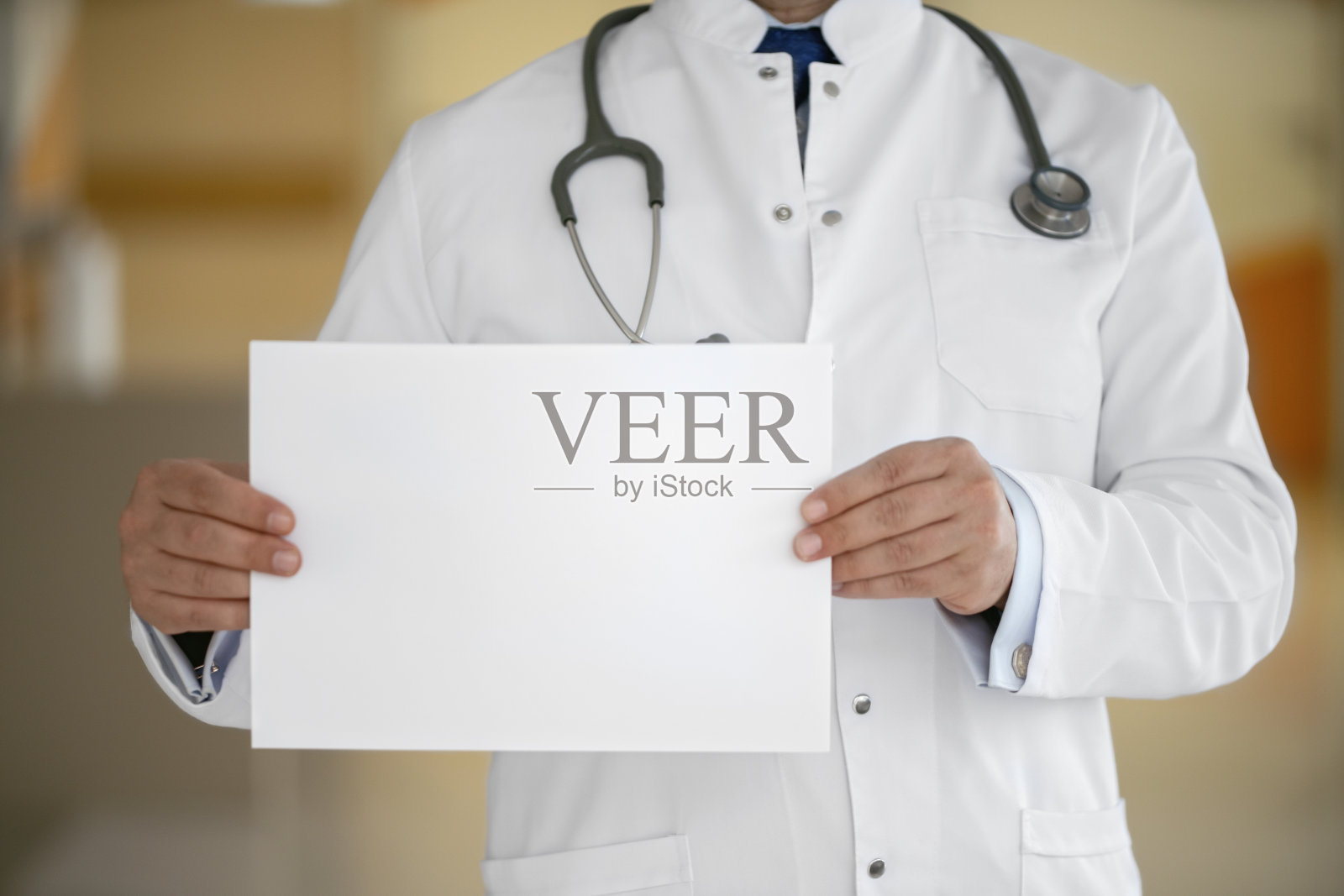 医生拿着一张白纸。写你的信息。照片摄影图片