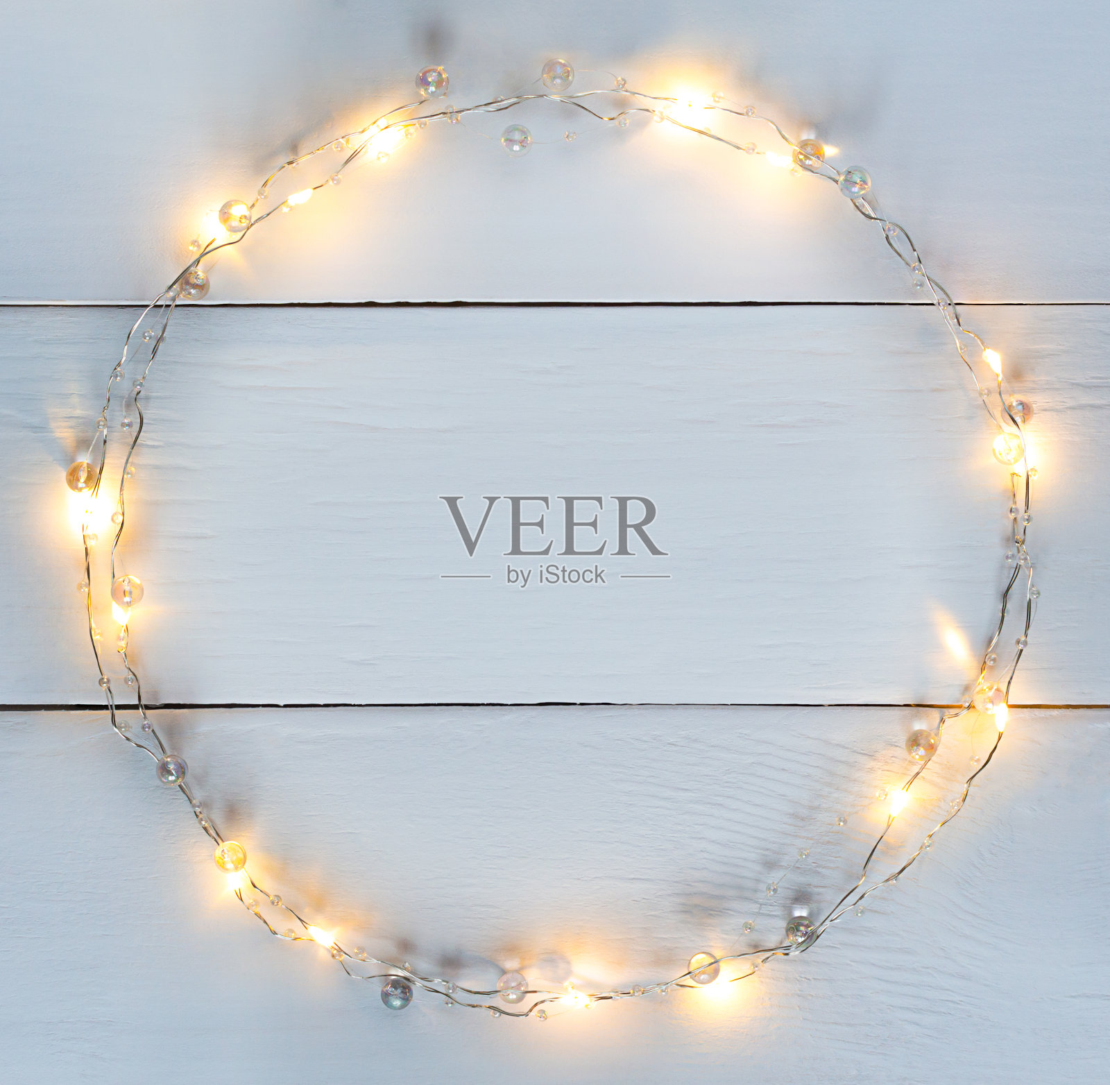 圣诞灯花环圆形边框与拷贝空间。照片摄影图片