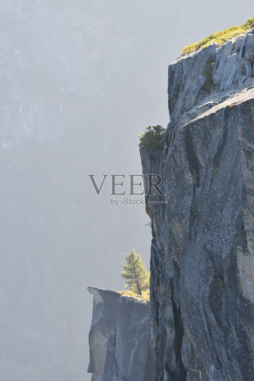 清晨阳光下的花岗岩峭壁照片摄影图片