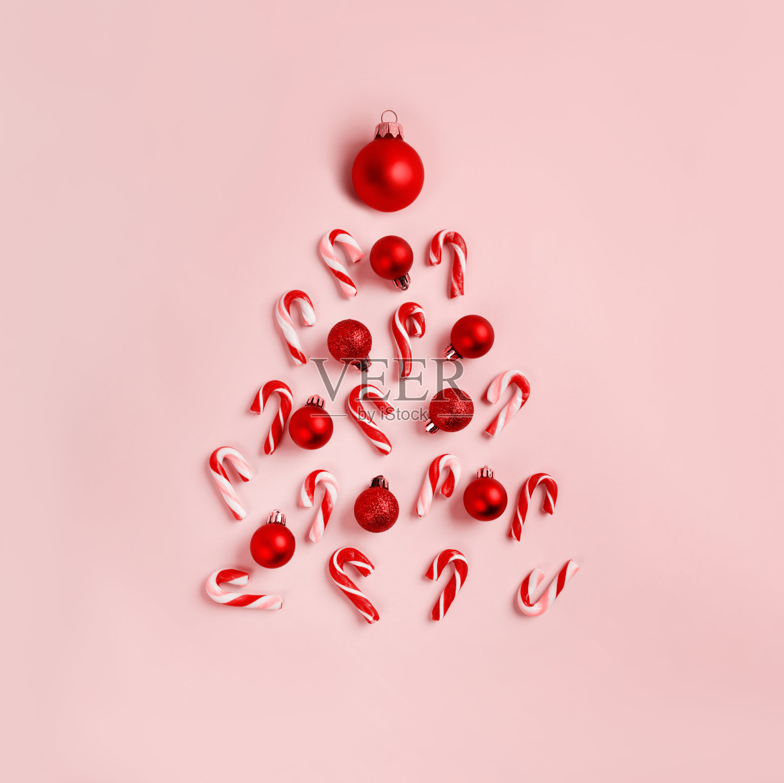 用糖果、手杖和球做成的圣诞树照片摄影图片