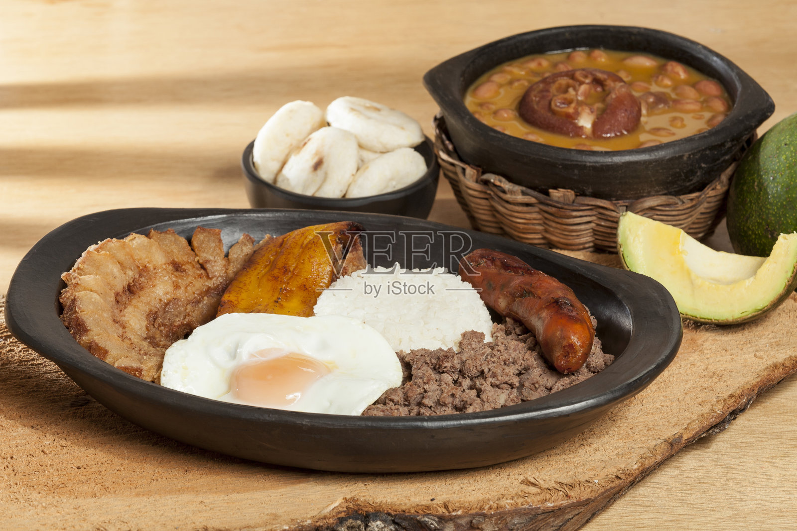 托盘派萨是哥伦比亚Antioqueña地区的一道典型菜肴。照片摄影图片