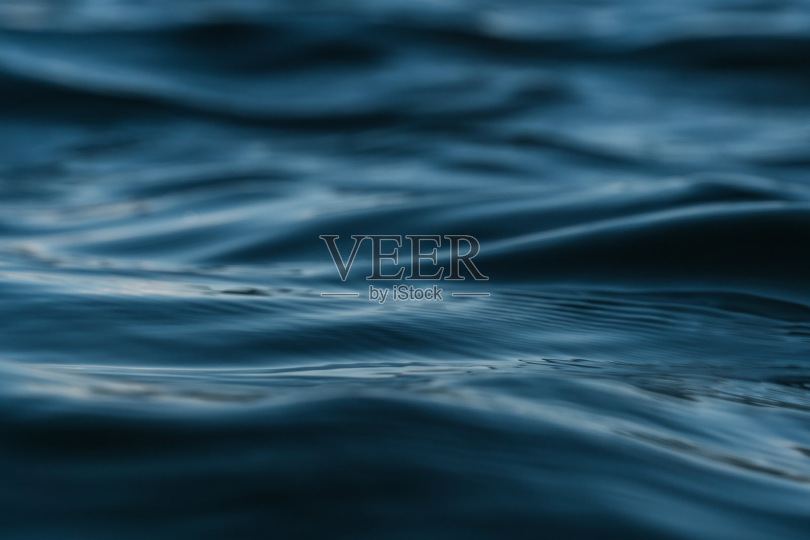 黑暗的海面上有微小的风浪照片摄影图片